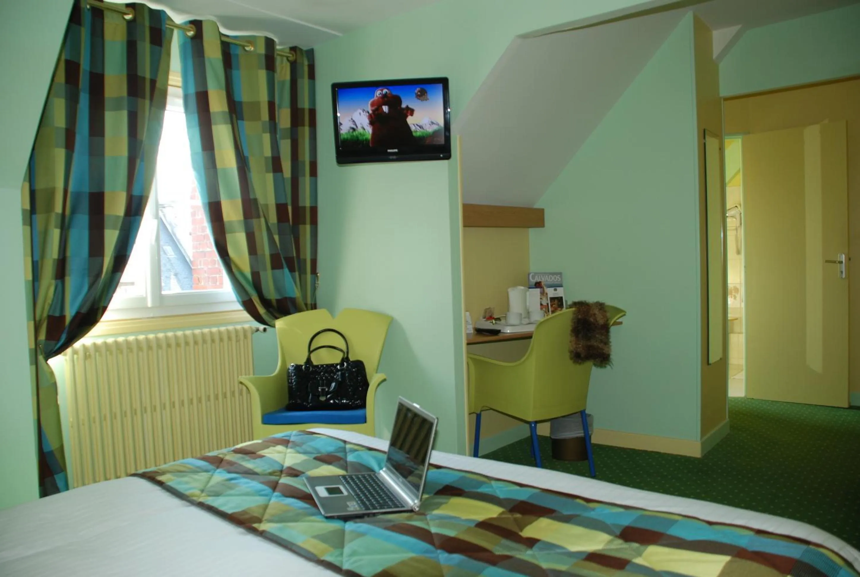 Photo of the whole room, Bed in The Originals City, Hôtel Cathédrale, Lisieux