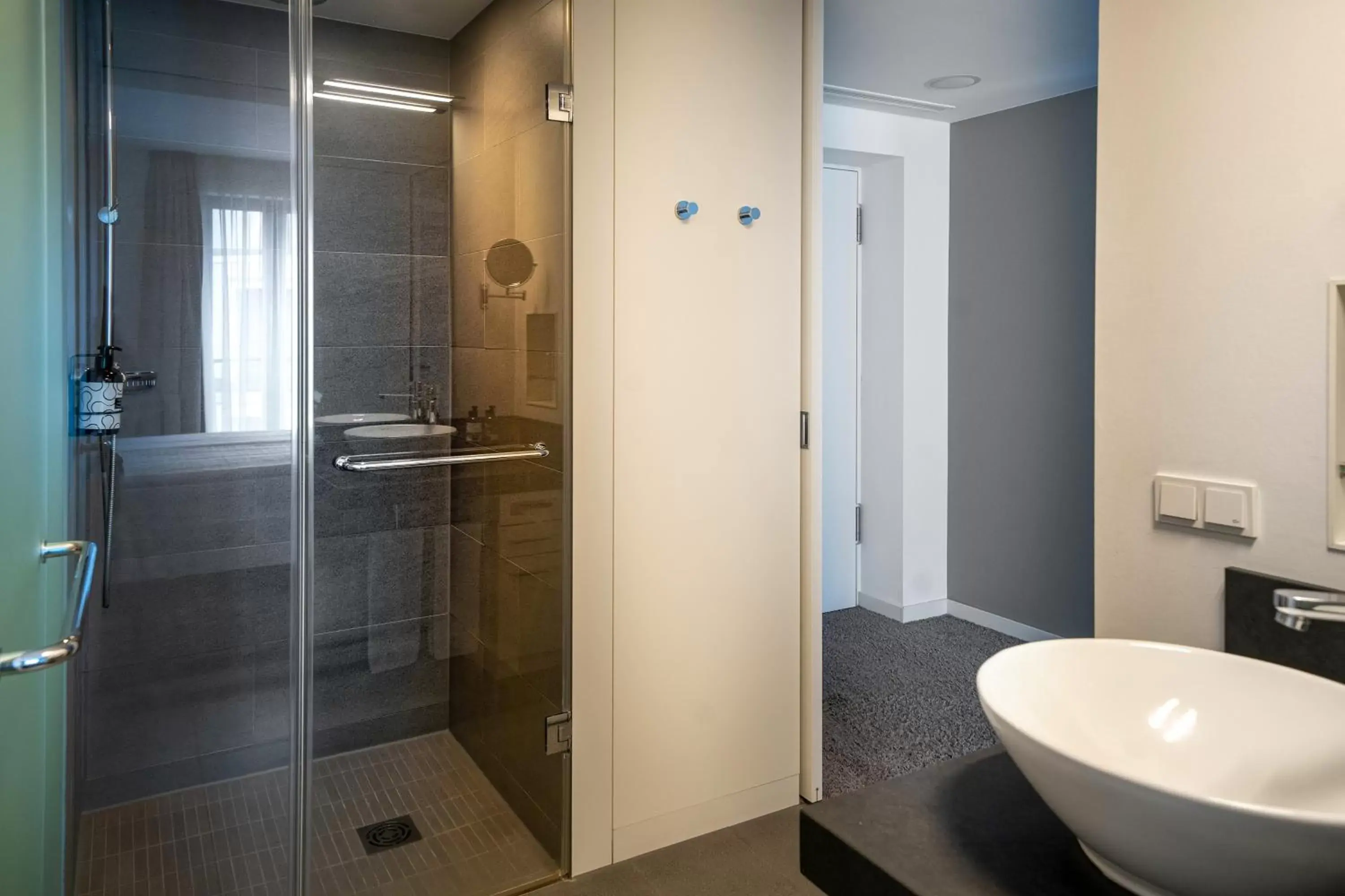 Shower, Bathroom in INNSiDE by Meliá Dresden