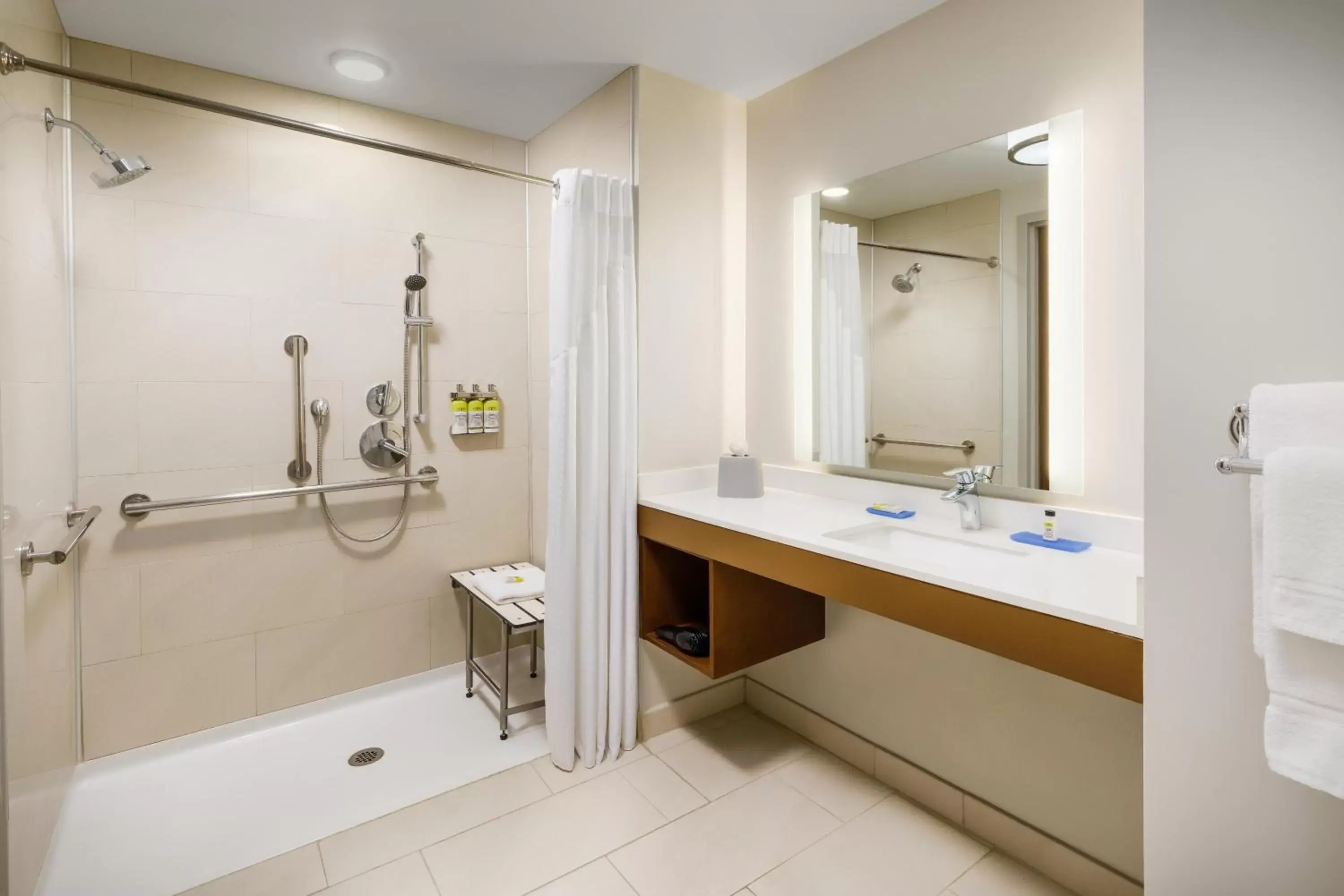 Public Bath, Bathroom in Holiday Inn Express & Suites Oakhurst-Yosemite Park Area, an IHG Hotel