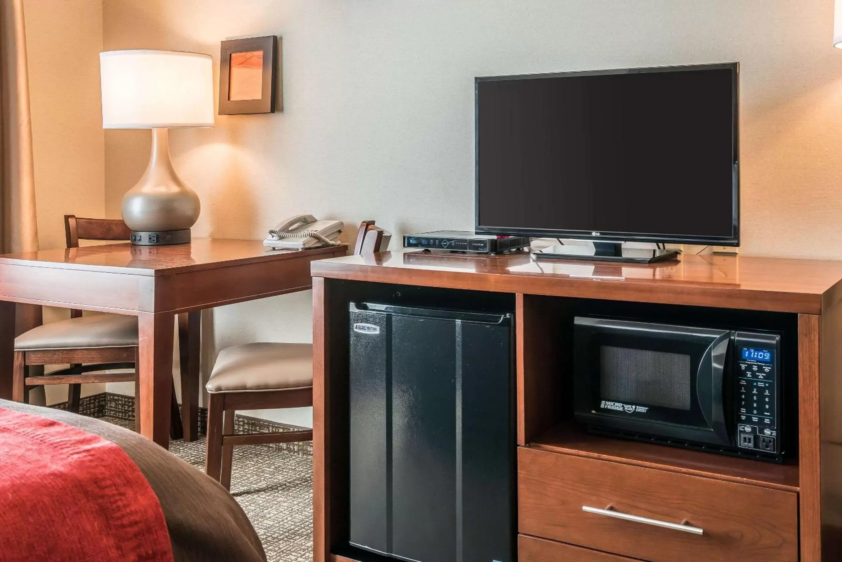 Photo of the whole room, TV/Entertainment Center in Comfort Inn & Suites Hermiston