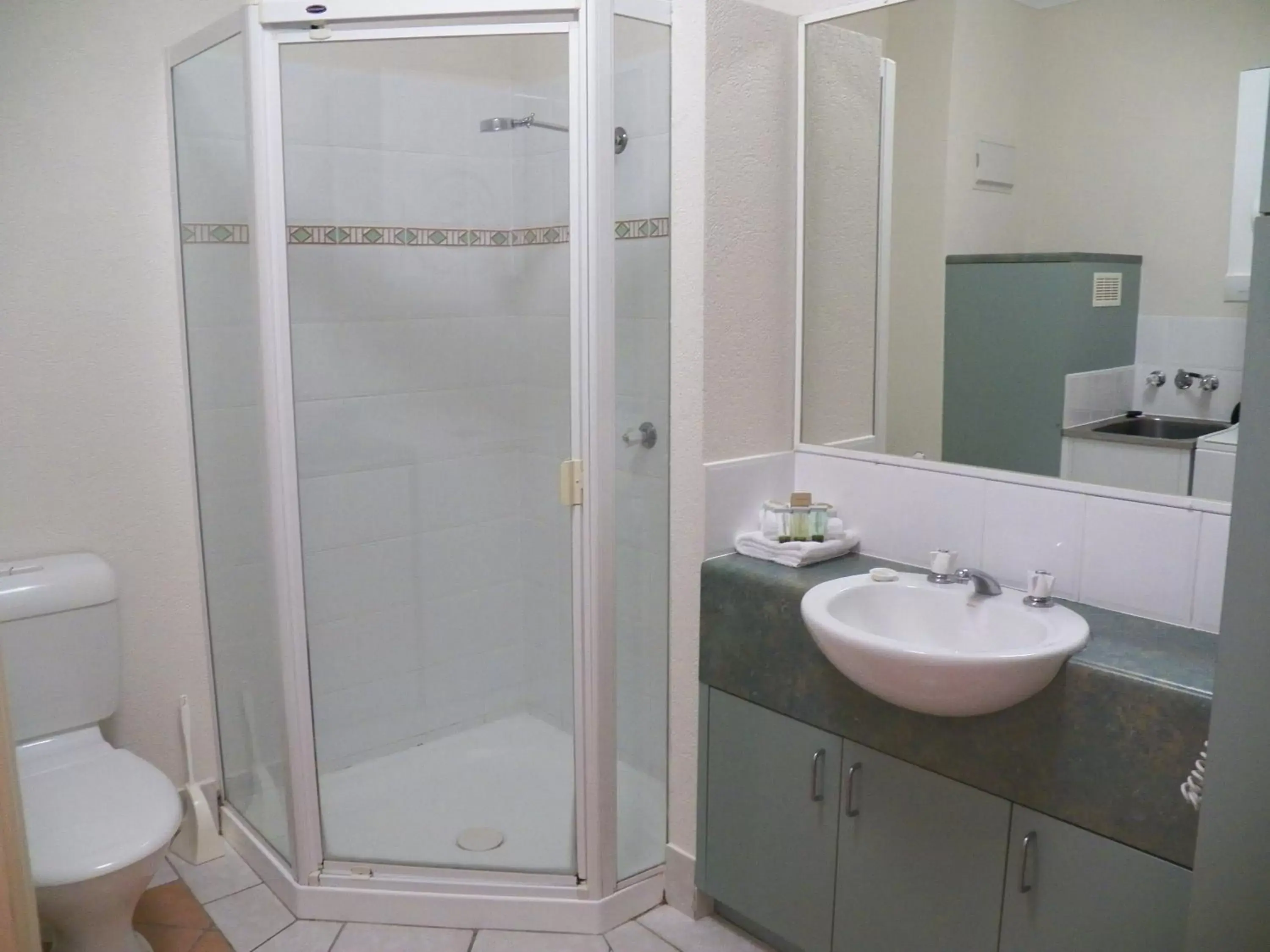 Bathroom in Palm Cove Tropic Apartments