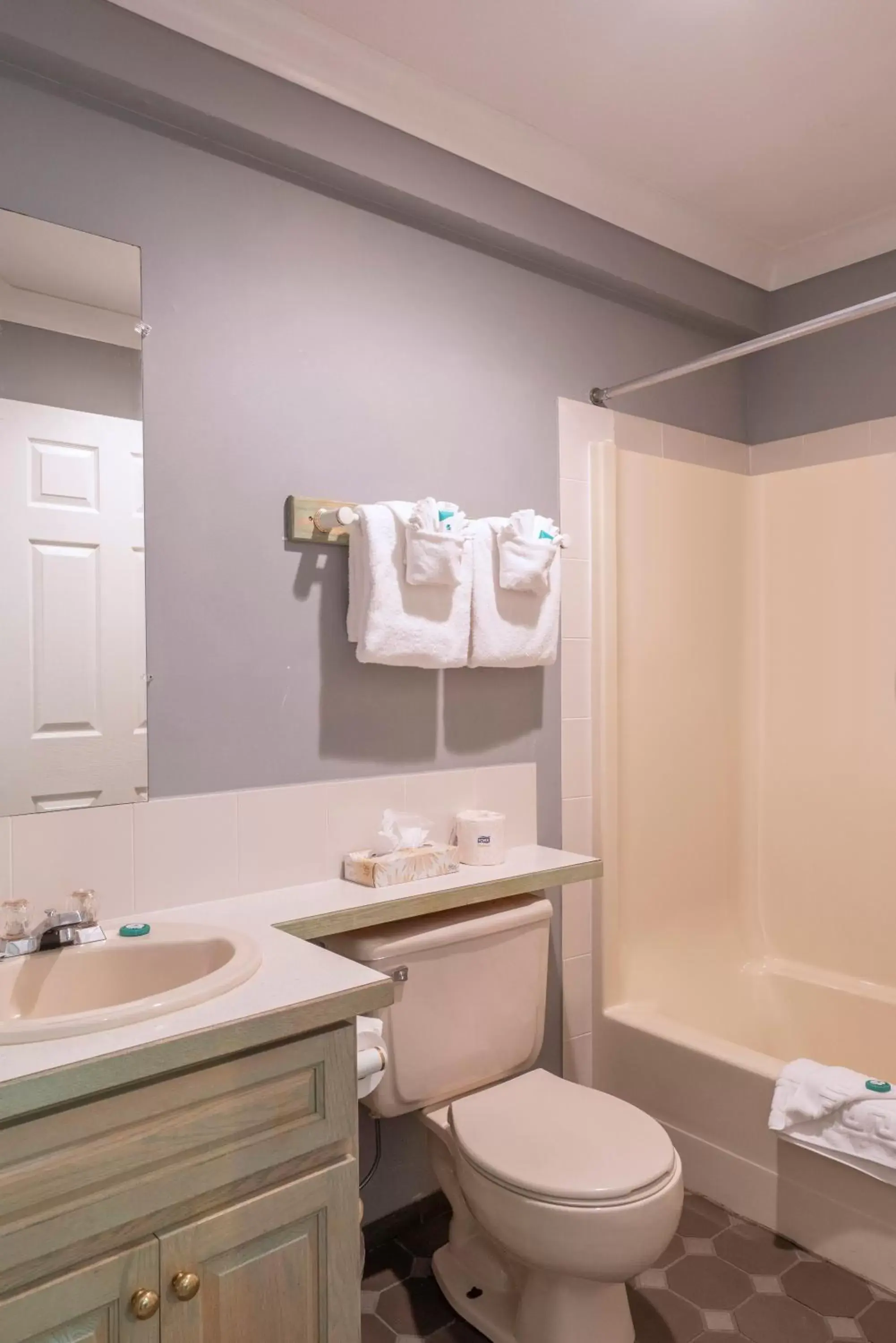 Shower, Bathroom in Tiki Shores Inn & Suites
