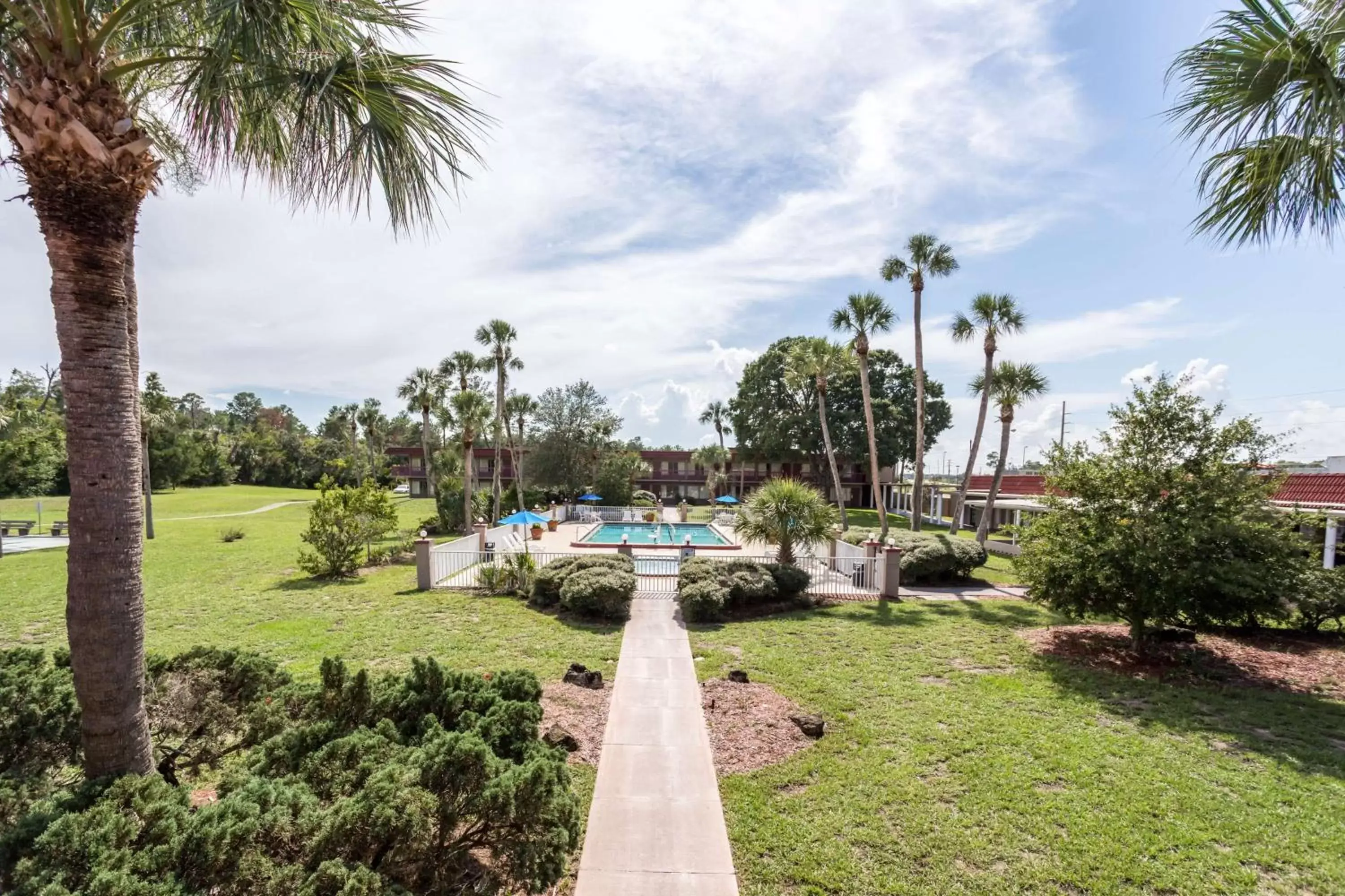 Pool view, Garden in Motel 6-Spring Hill, FL - Weeki Wachee