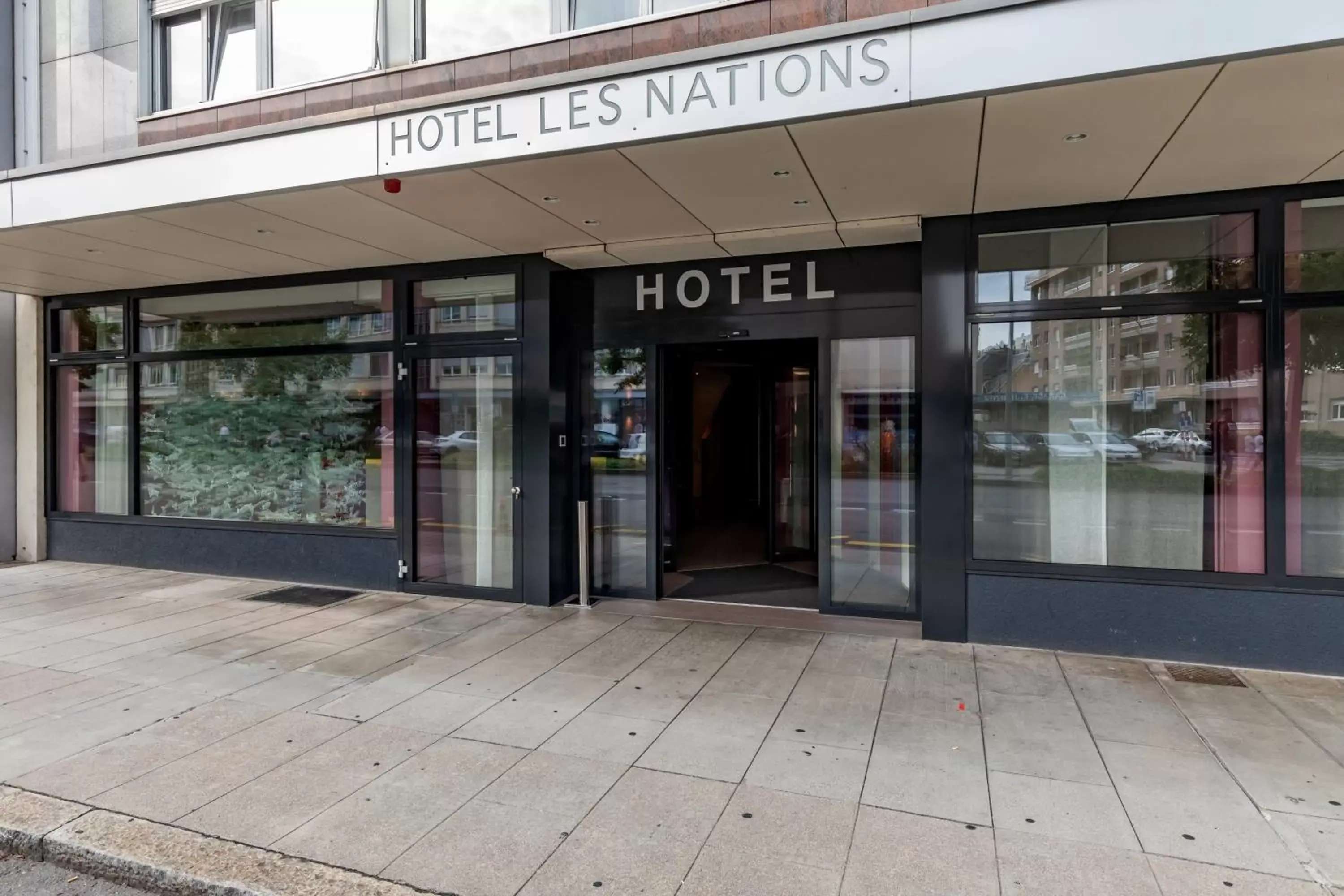 Facade/entrance in Hôtel Les Nations