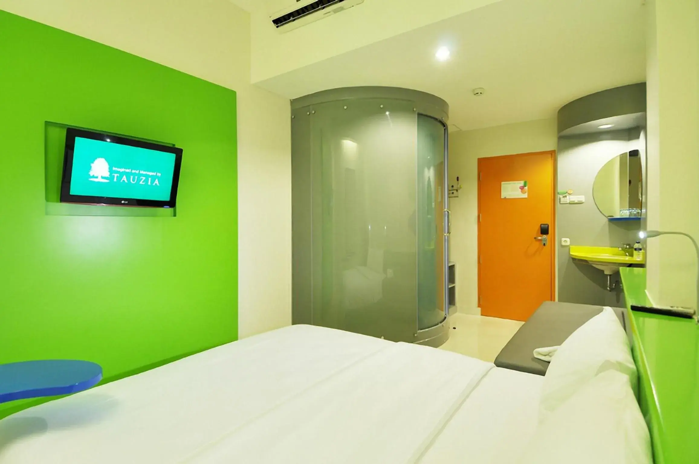 Photo of the whole room, Bed in Pop! Hotel Airport Jakarta