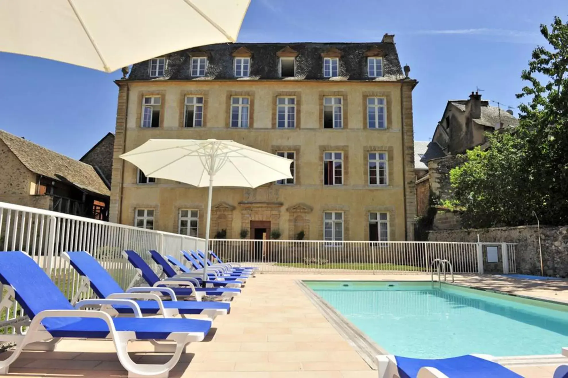 Property building, Swimming Pool in Chateau Ricard