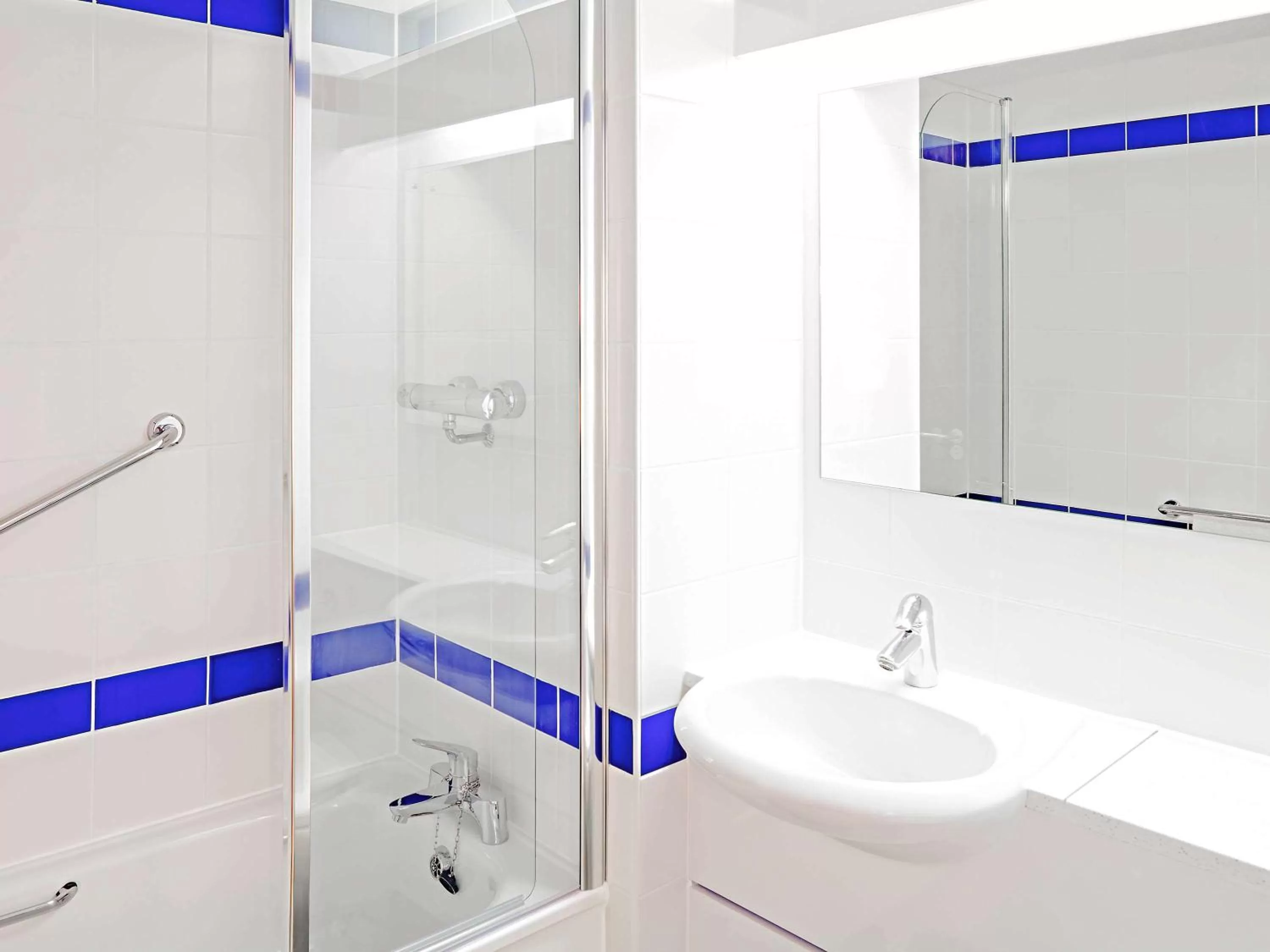 Photo of the whole room in Warrington Motel, J20 M6 Lymm Services