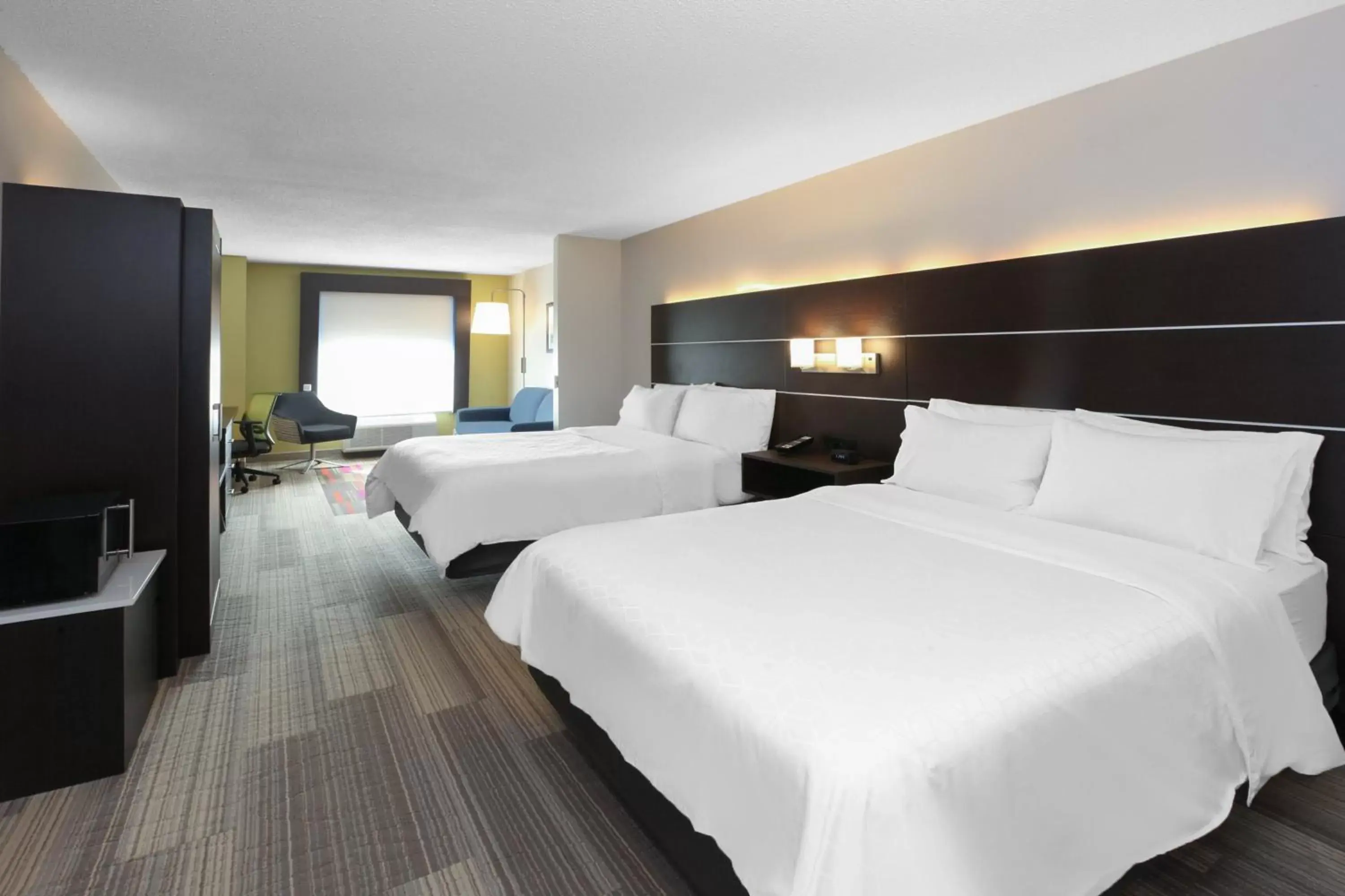 Photo of the whole room, Bed in Holiday Inn Express Hotel & Suites Woodhaven, an IHG Hotel