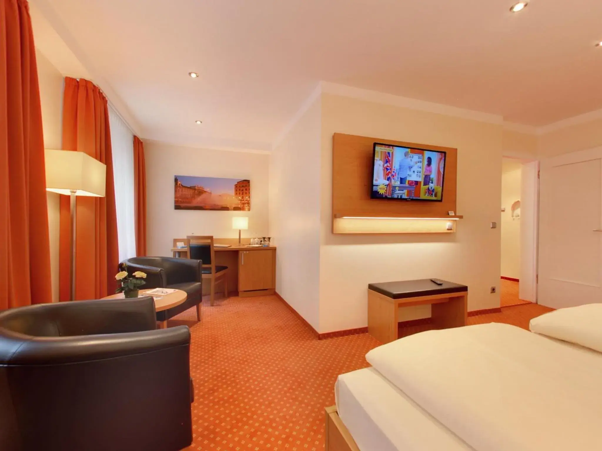 Deluxe Suite with Spa Bath - single occupancy in Hotel Kriemhild am Hirschgarten Deluxe Suite with Spa Bath - single occupancy in Hotel Kriemhild am Hirschgarten