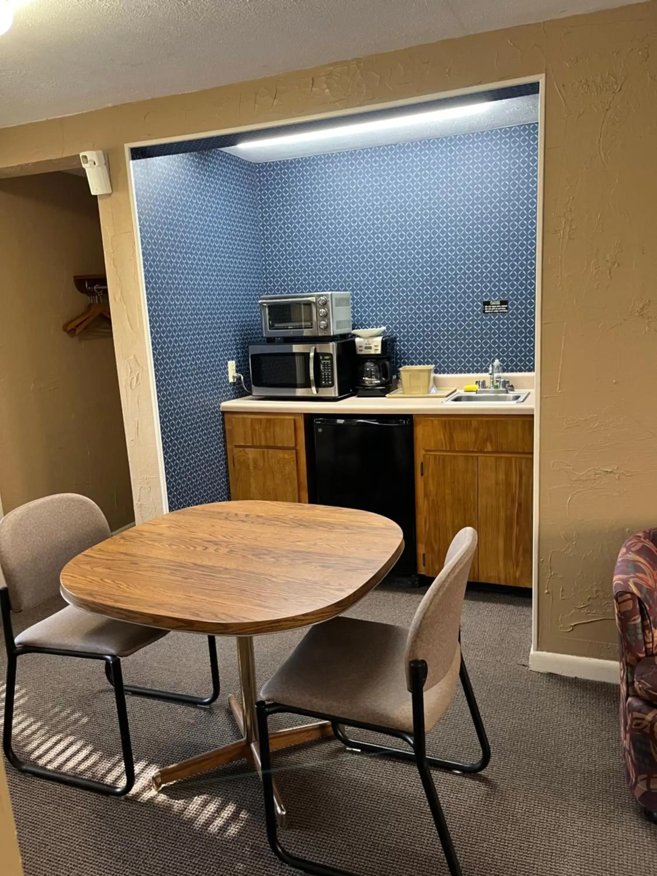 Kitchen/Kitchenette in Carr's Northside Hotel and Cottages