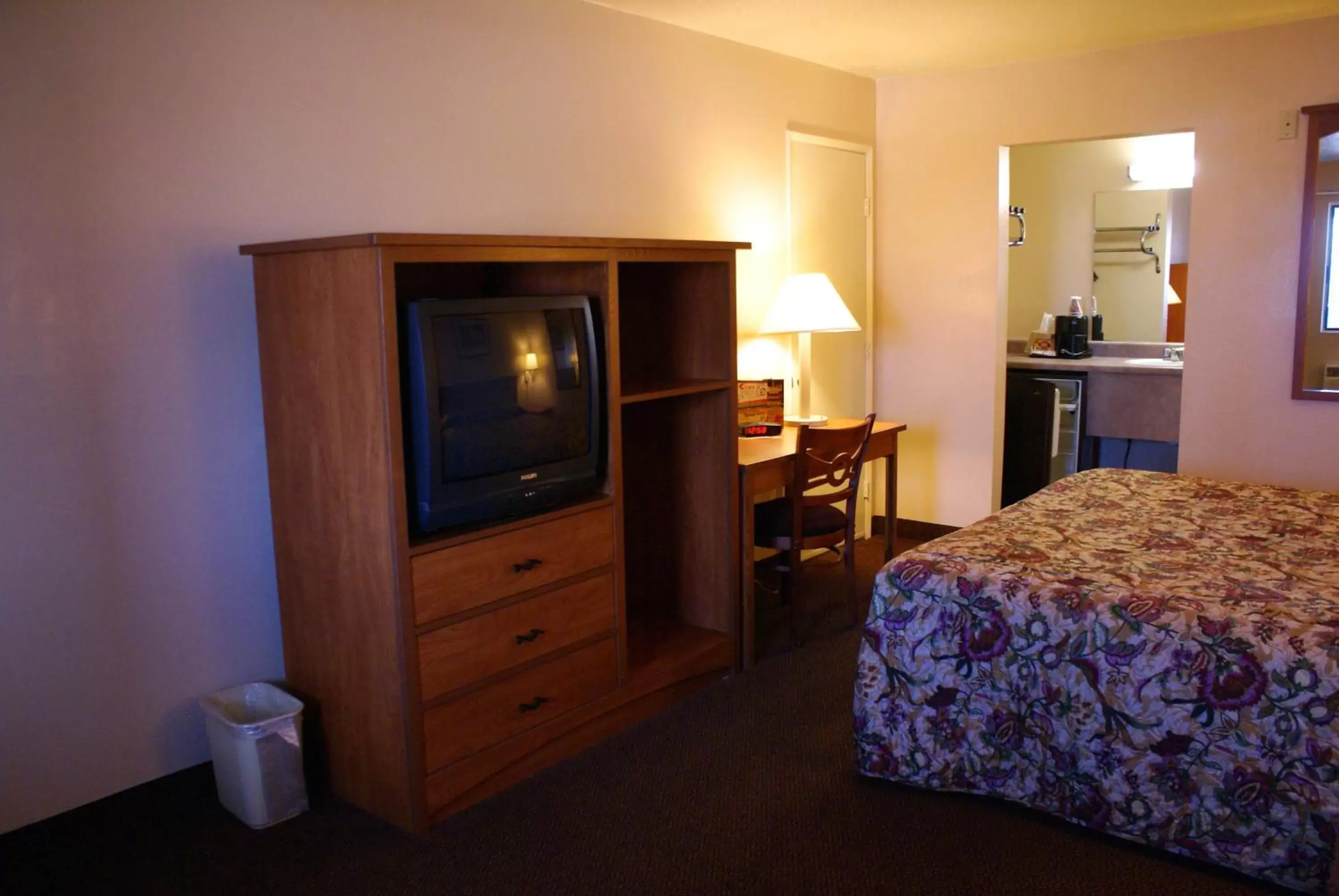 TV and multimedia, TV/Entertainment Center in Heritage Inn San Diego