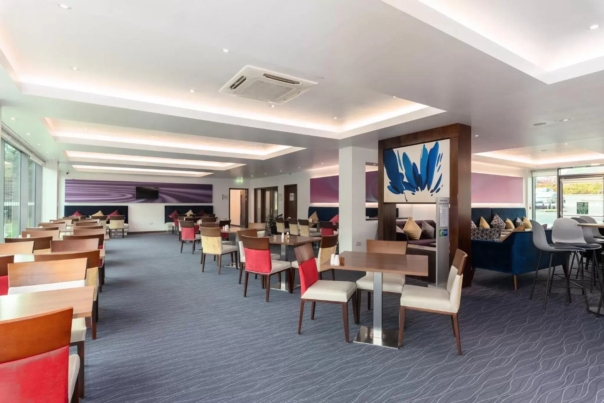 Lounge or bar, Restaurant/Places to Eat in Holiday Inn Express Burnley M65 Jct 10, an IHG Hotel