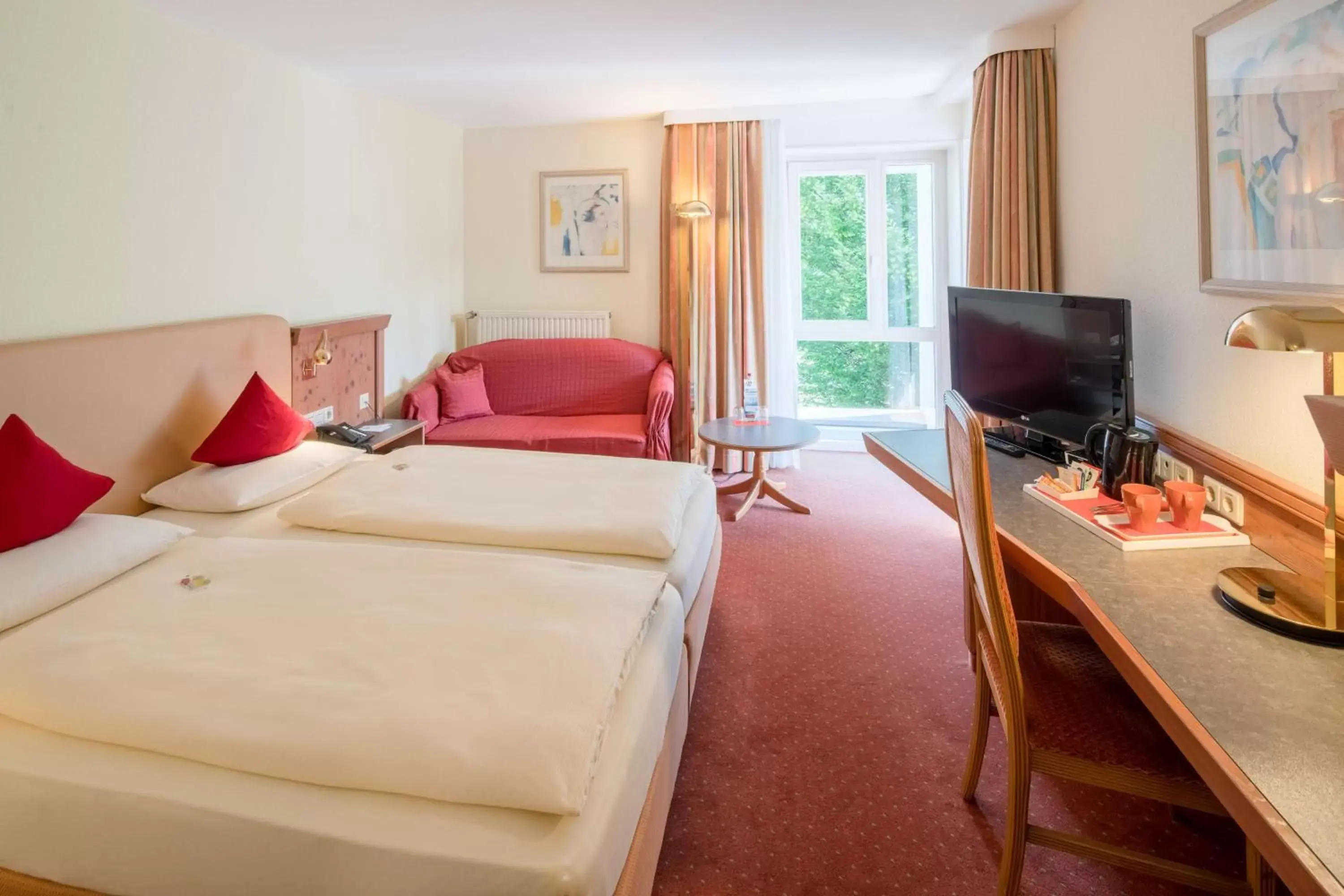 Photo of the whole room, TV/Entertainment Center in Best Western Parkhotel Weingarten