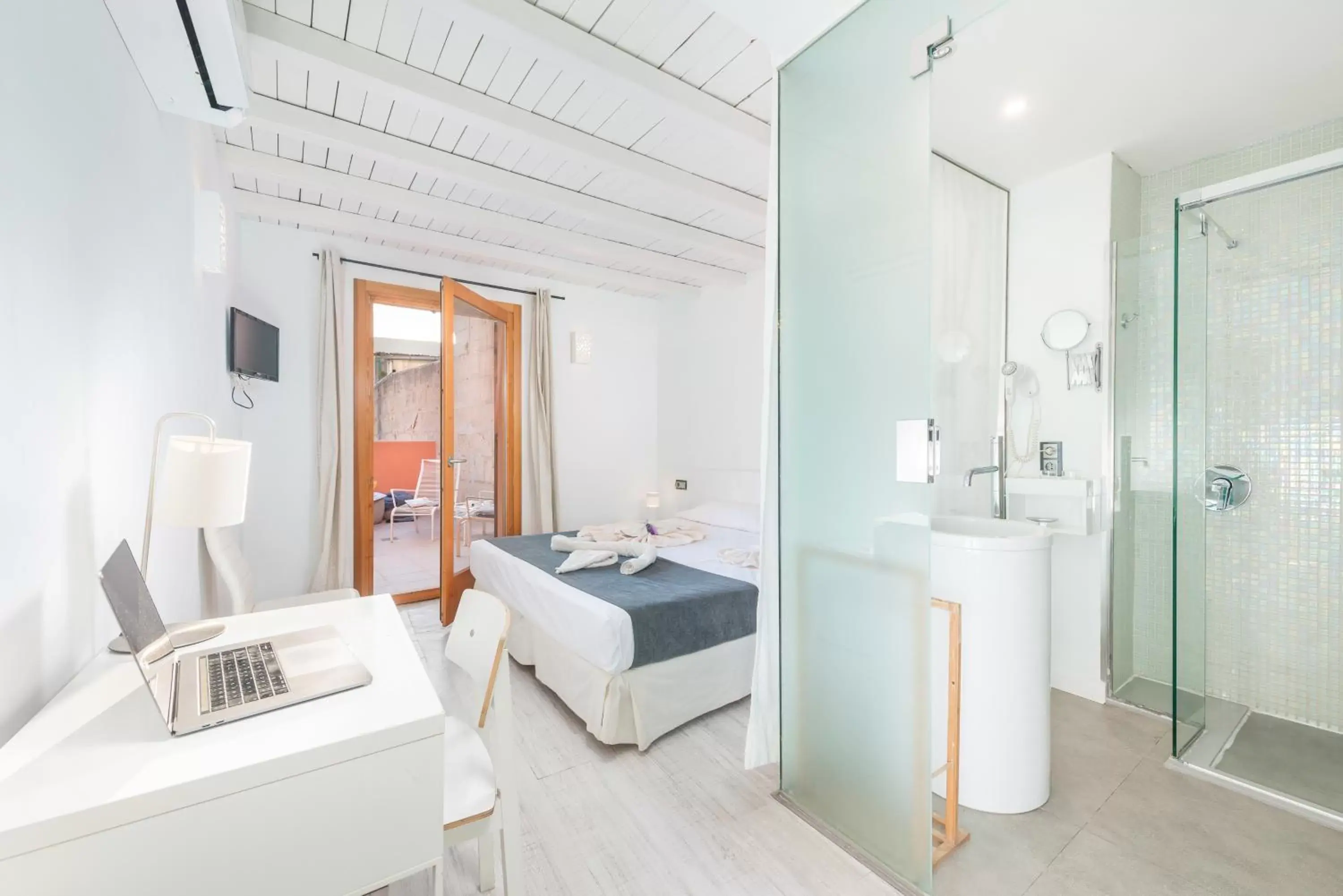 Bedroom, Bathroom in Alcudia Petit - Turismo de Interior