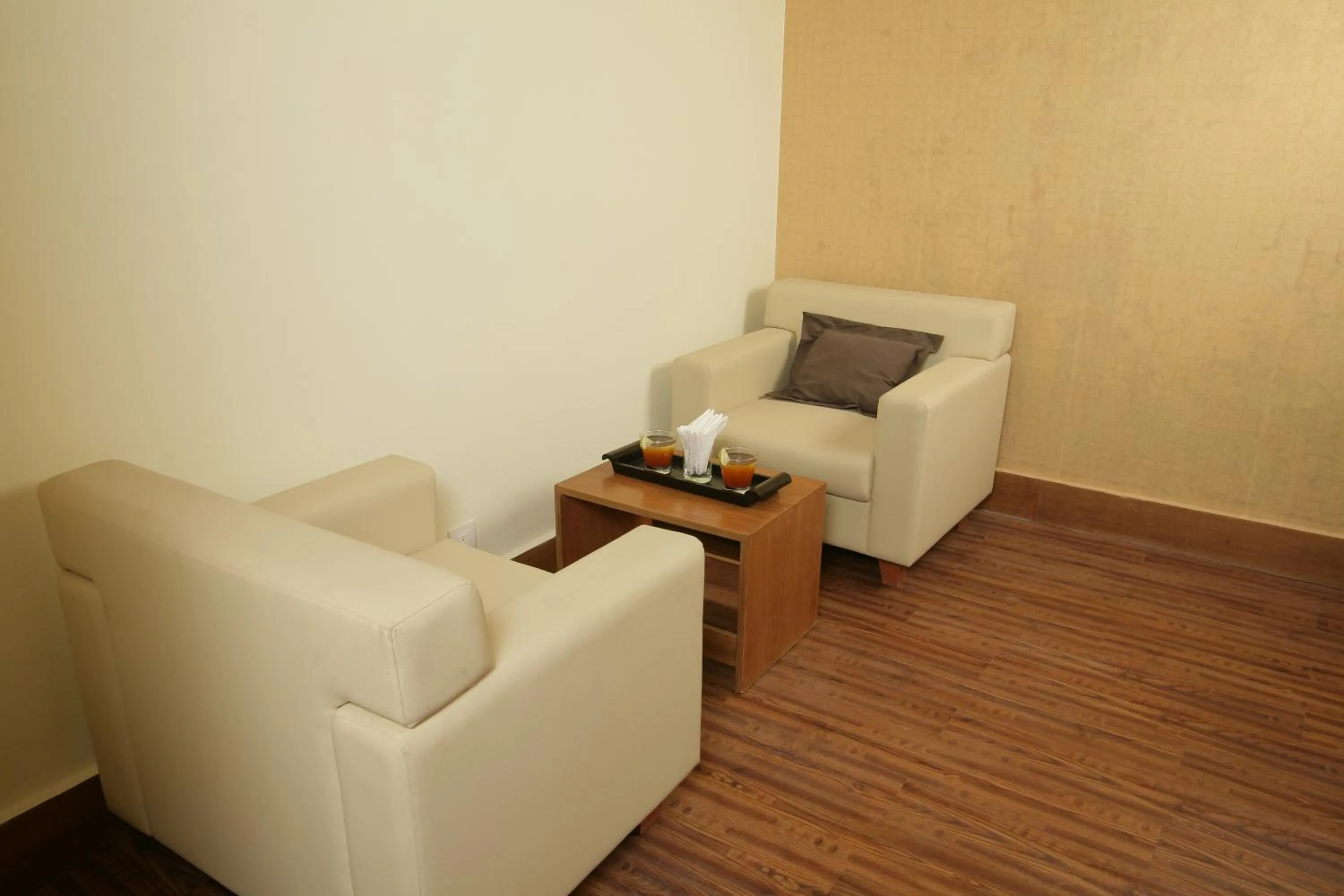 Seating area in Richmond Hotel & Suites