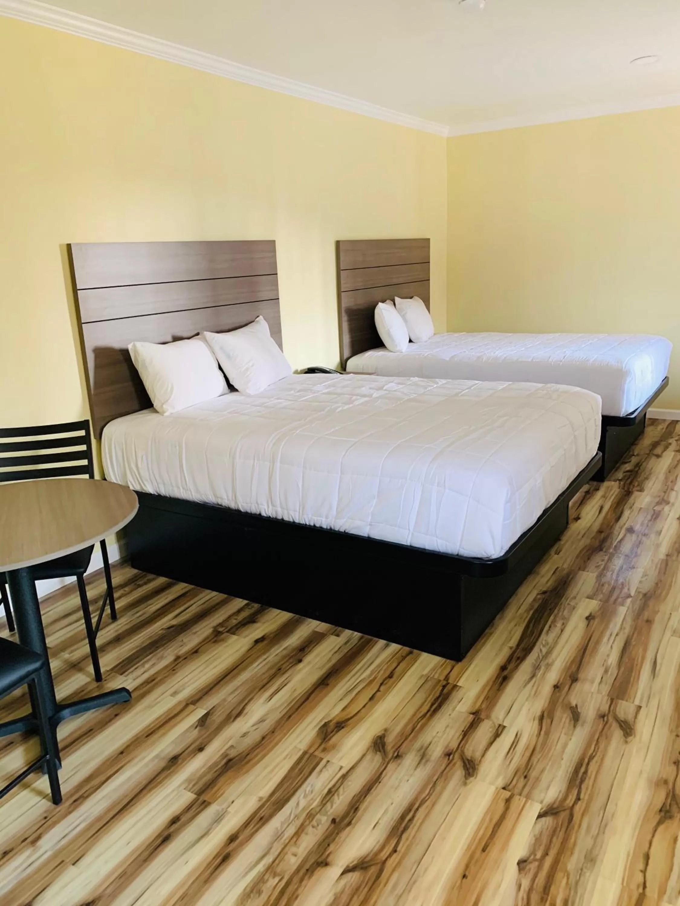 Other, Bed in Central Coast Inn Cayucos