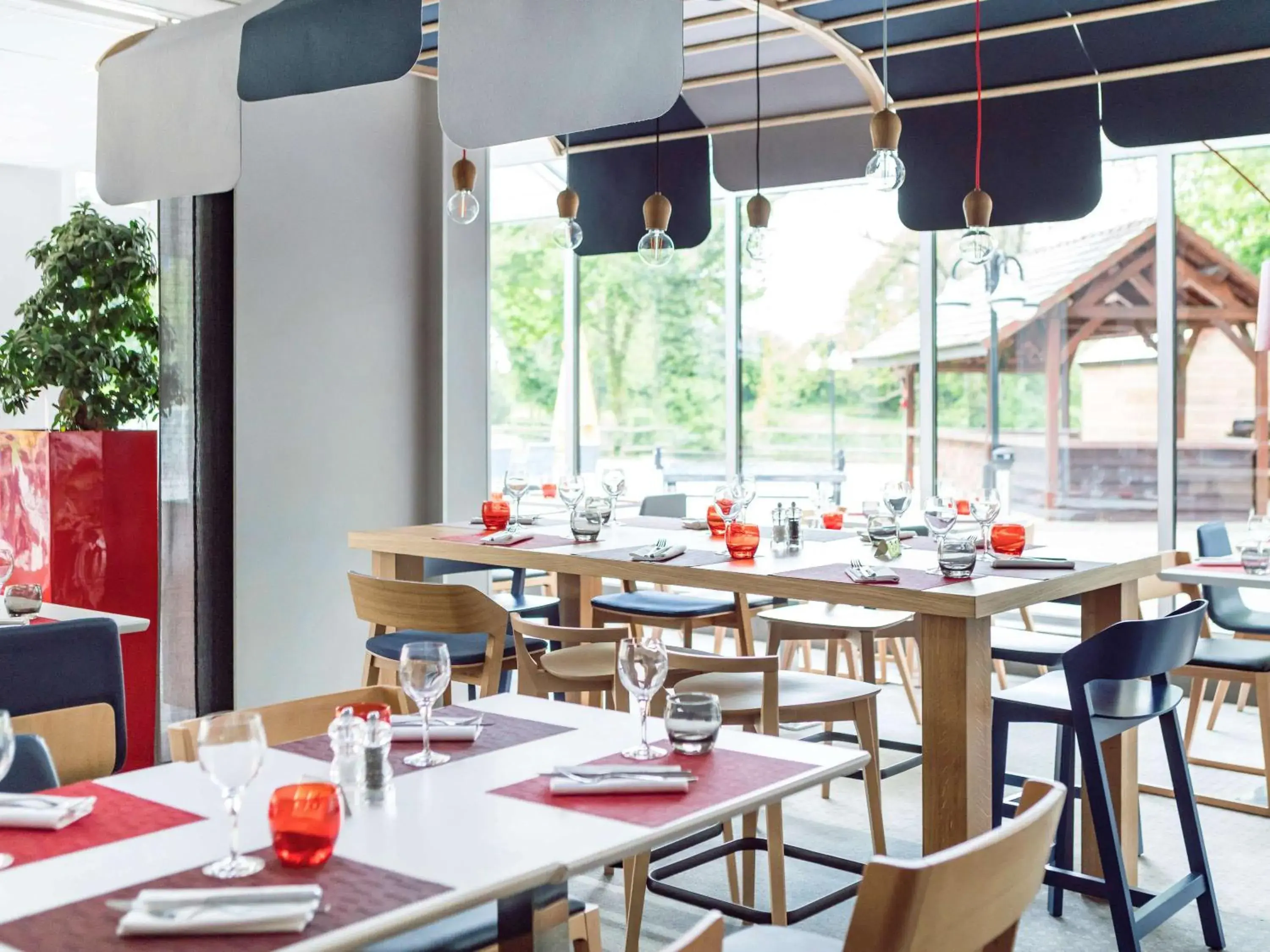 Restaurant/places to eat in Novotel Paris Saclay