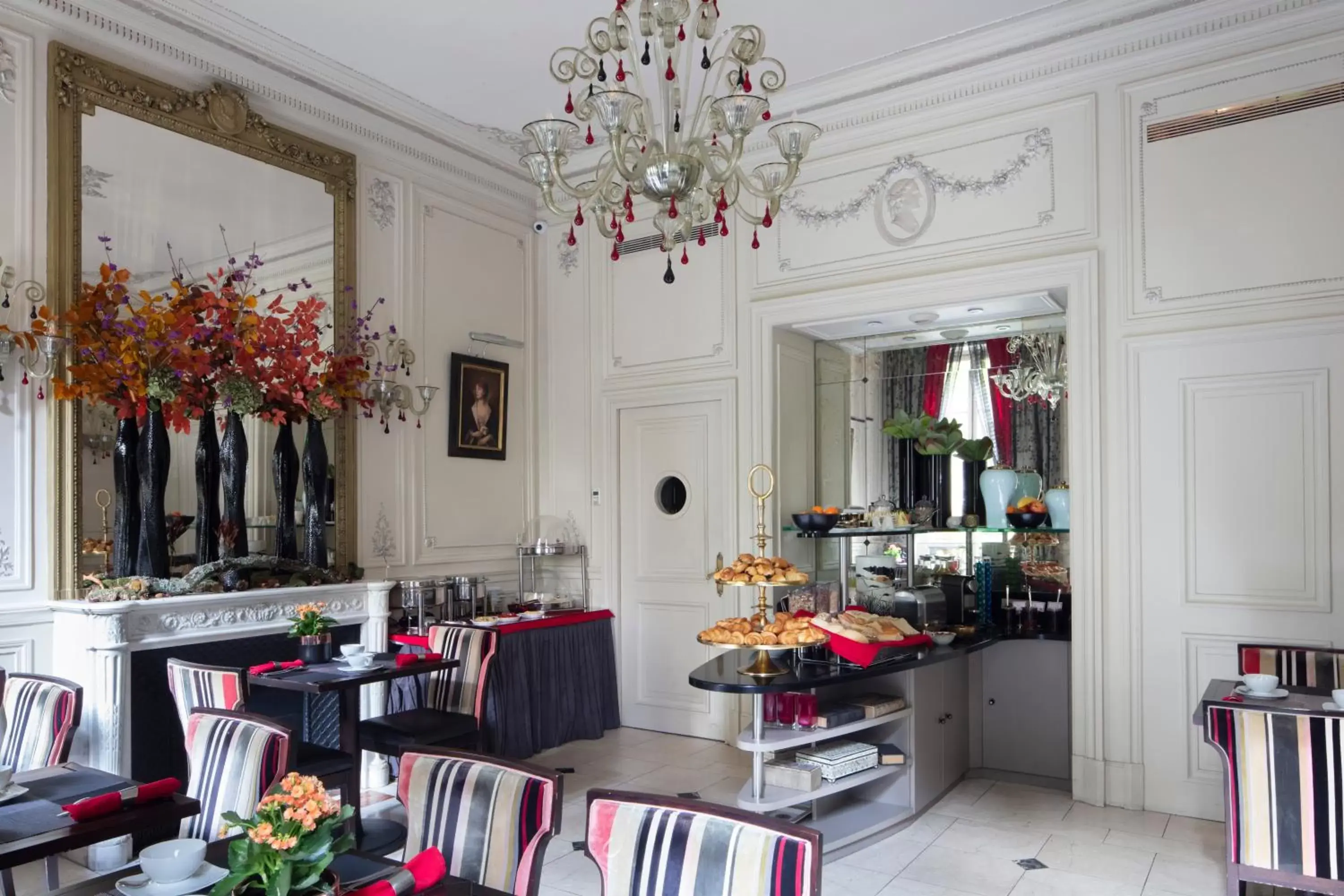 Decorative detail, Restaurant/Places to Eat in Hôtel Regent's Garden - Astotel