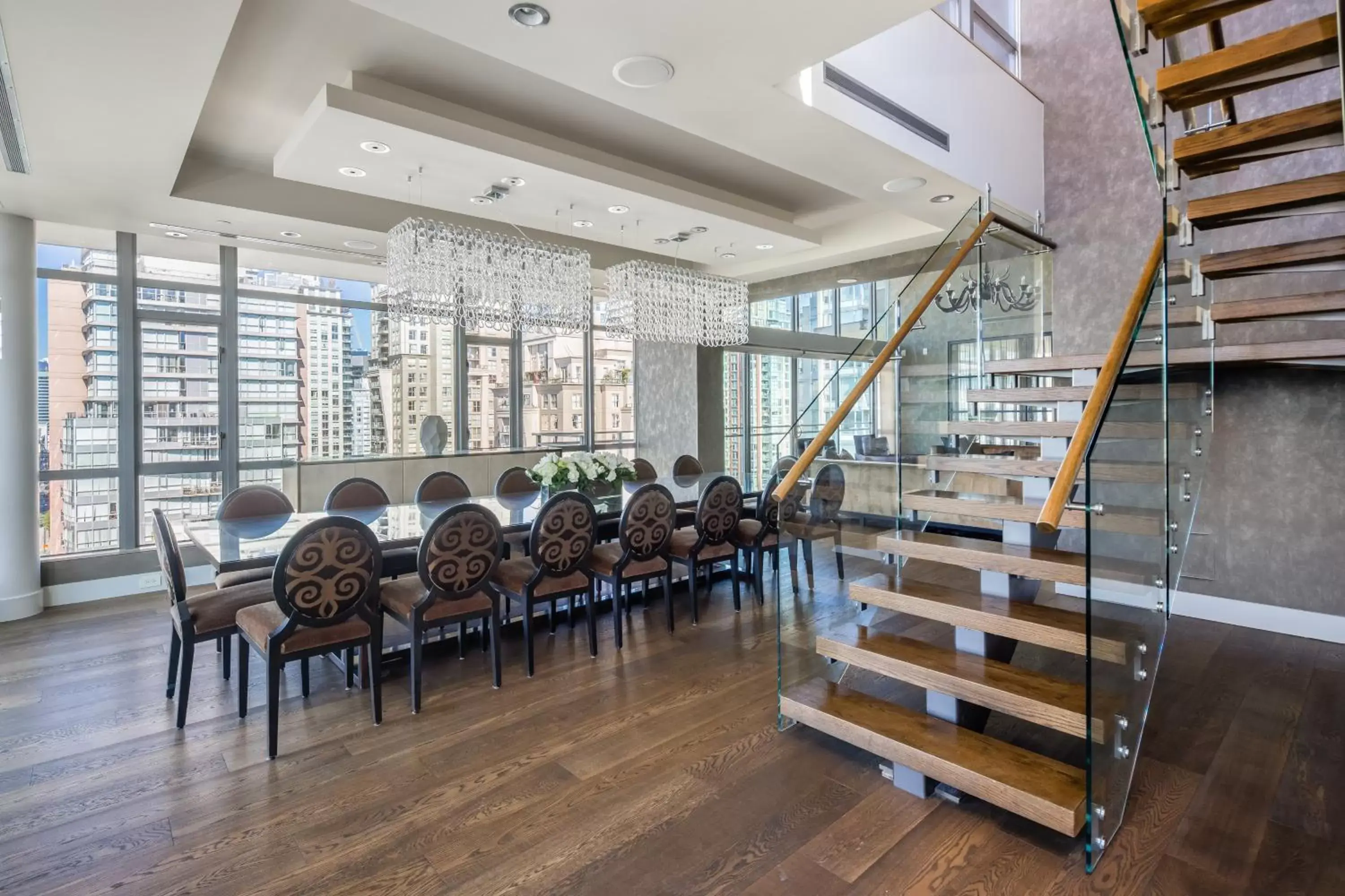 Dining area in Level Vancouver Yaletown - Seymour