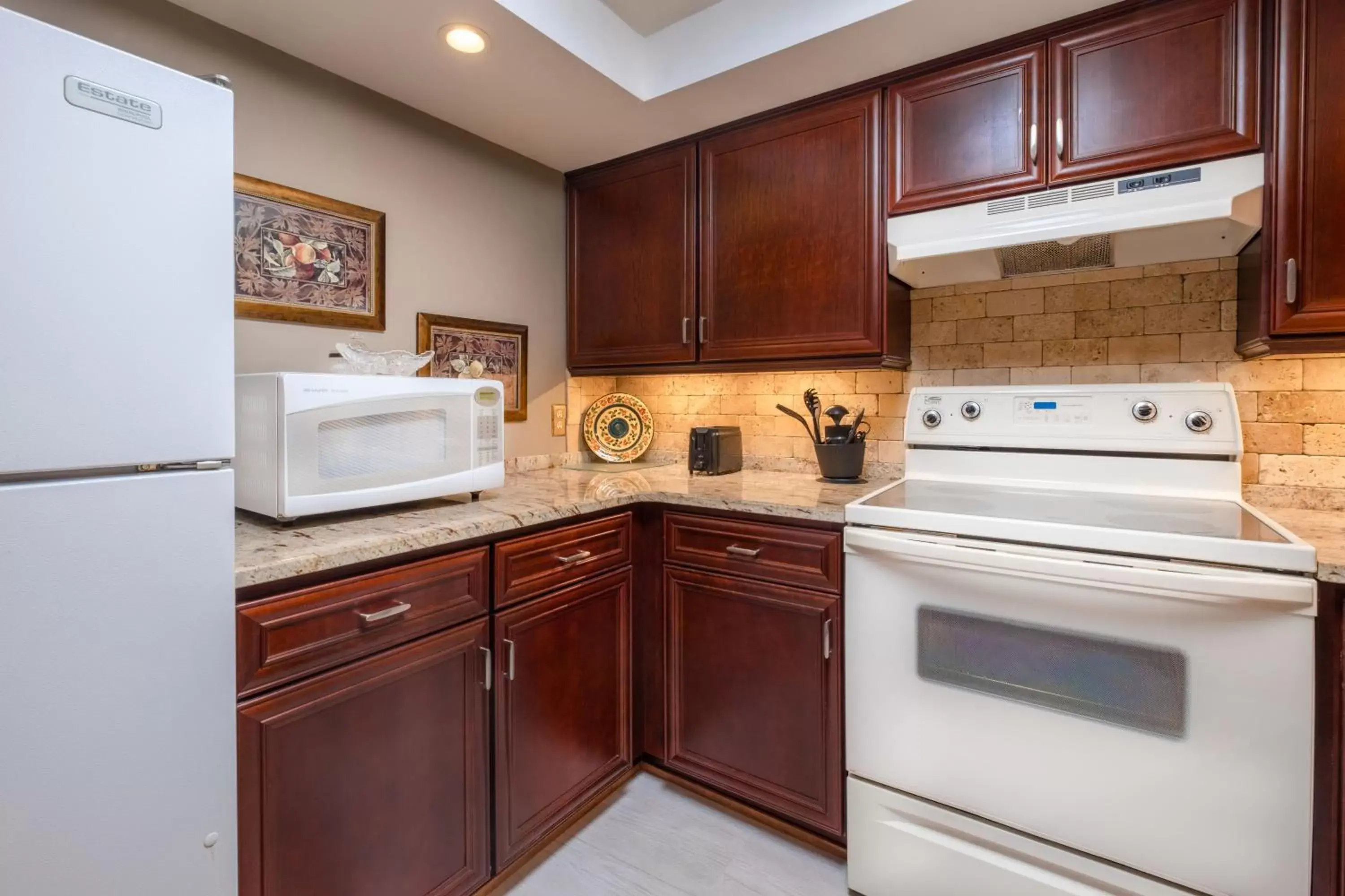 Kitchen or kitchenette, Kitchen/Kitchenette in Red Coach Inn