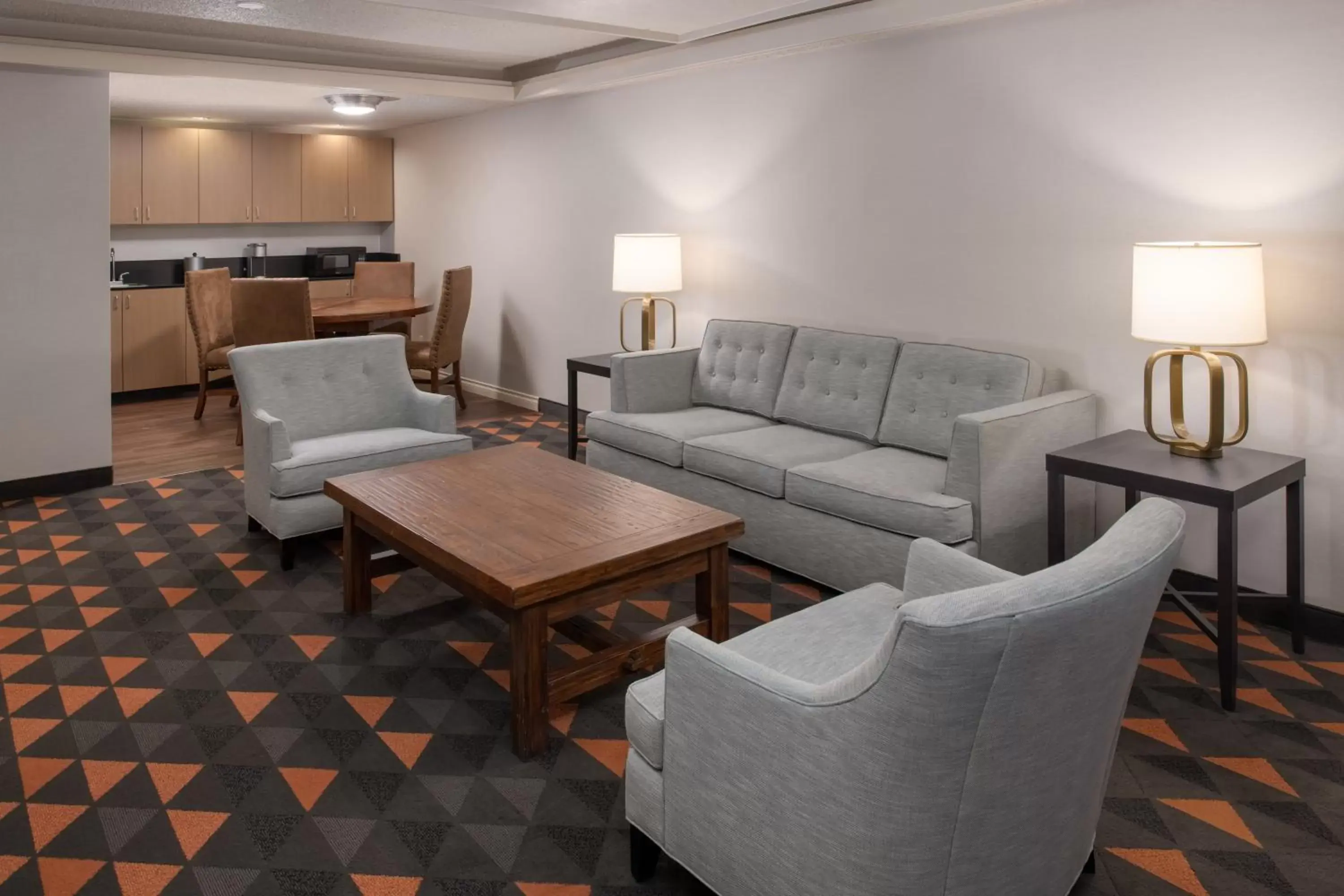 Living room, Seating Area in Holiday Inn - Portland - Columbia Riverfront, an IHG Hotel