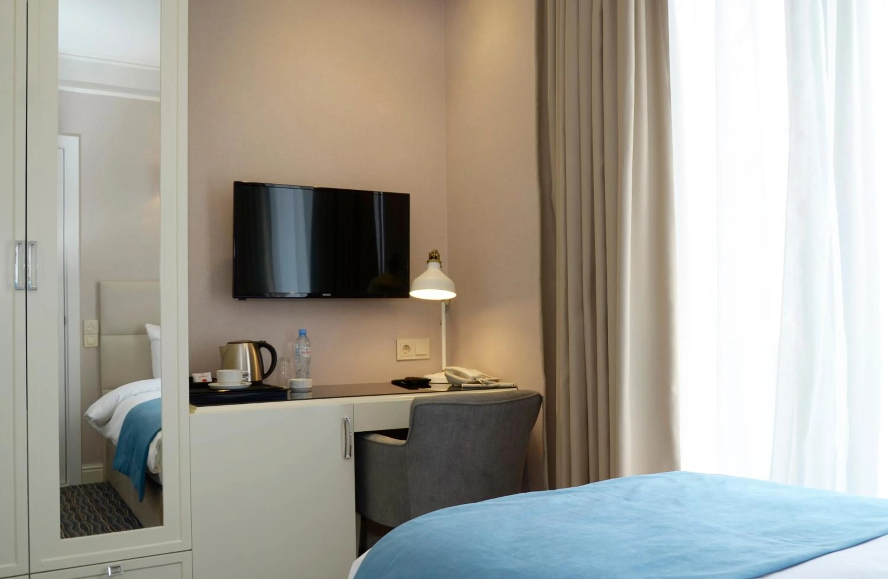 TV and multimedia, Bed in City Avenue Hotel