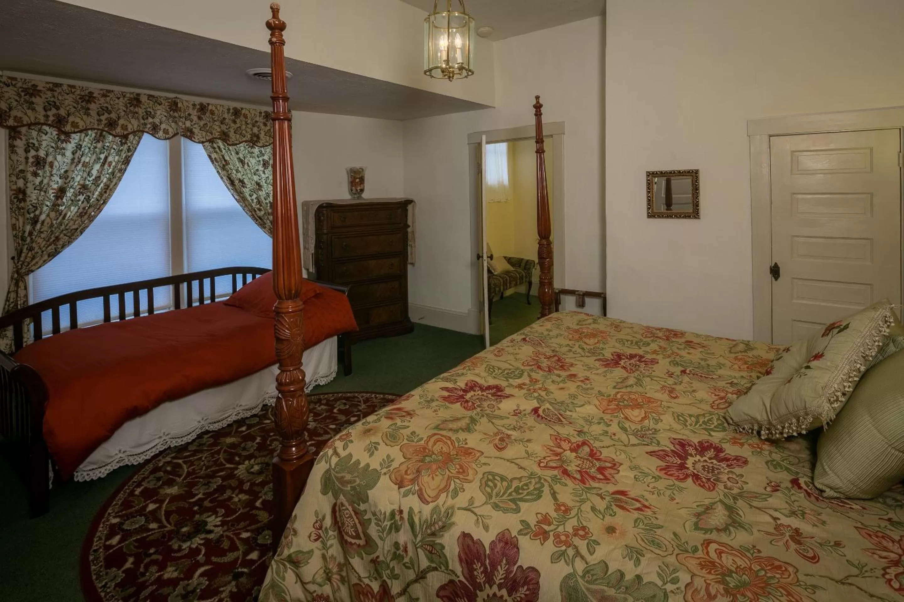 Bed in Taylor House Inn
