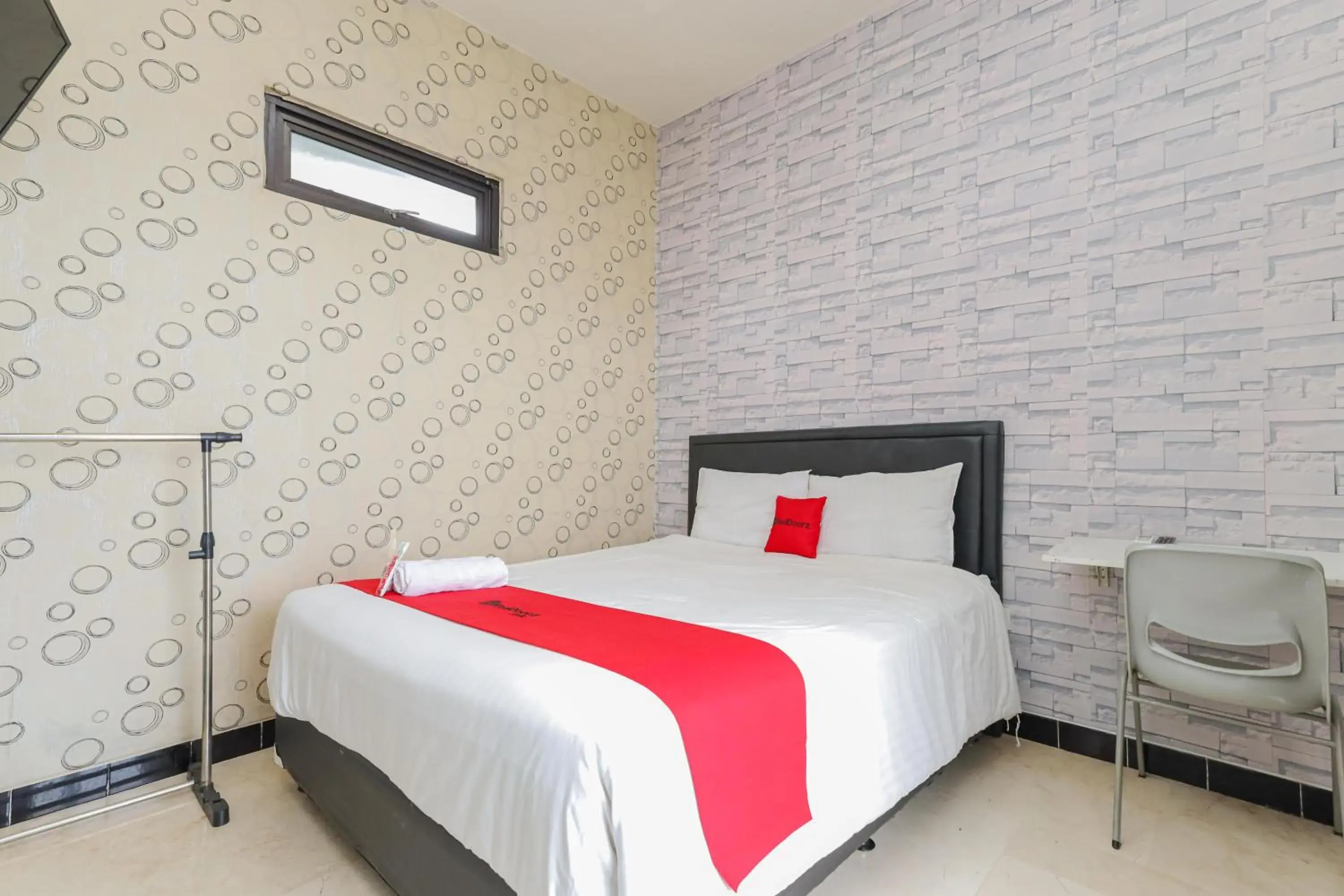 Bed in RedDoorz Syariah near Green Park Jatiwarna