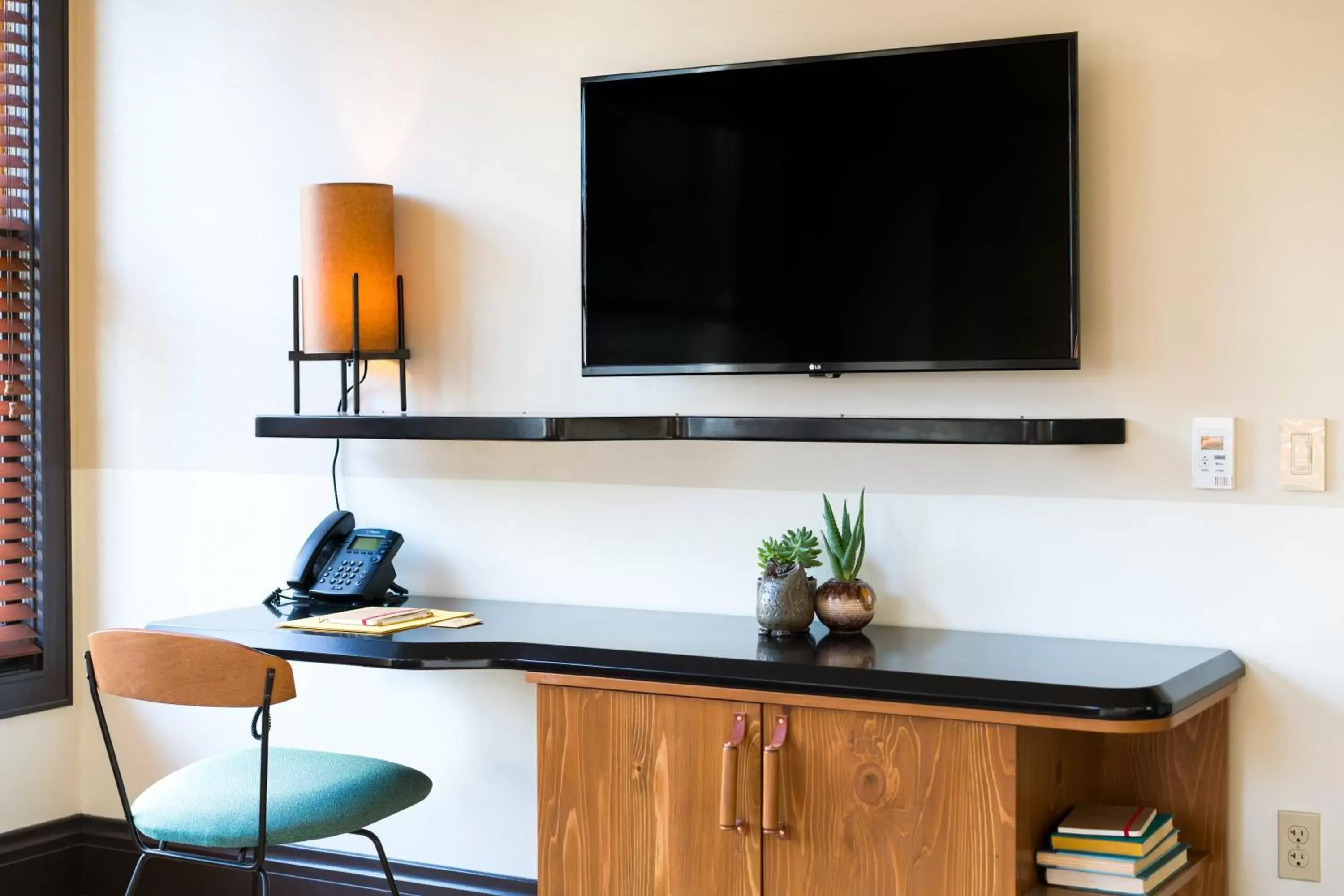 TV and multimedia, TV/Entertainment Center in Freehand Los Angeles