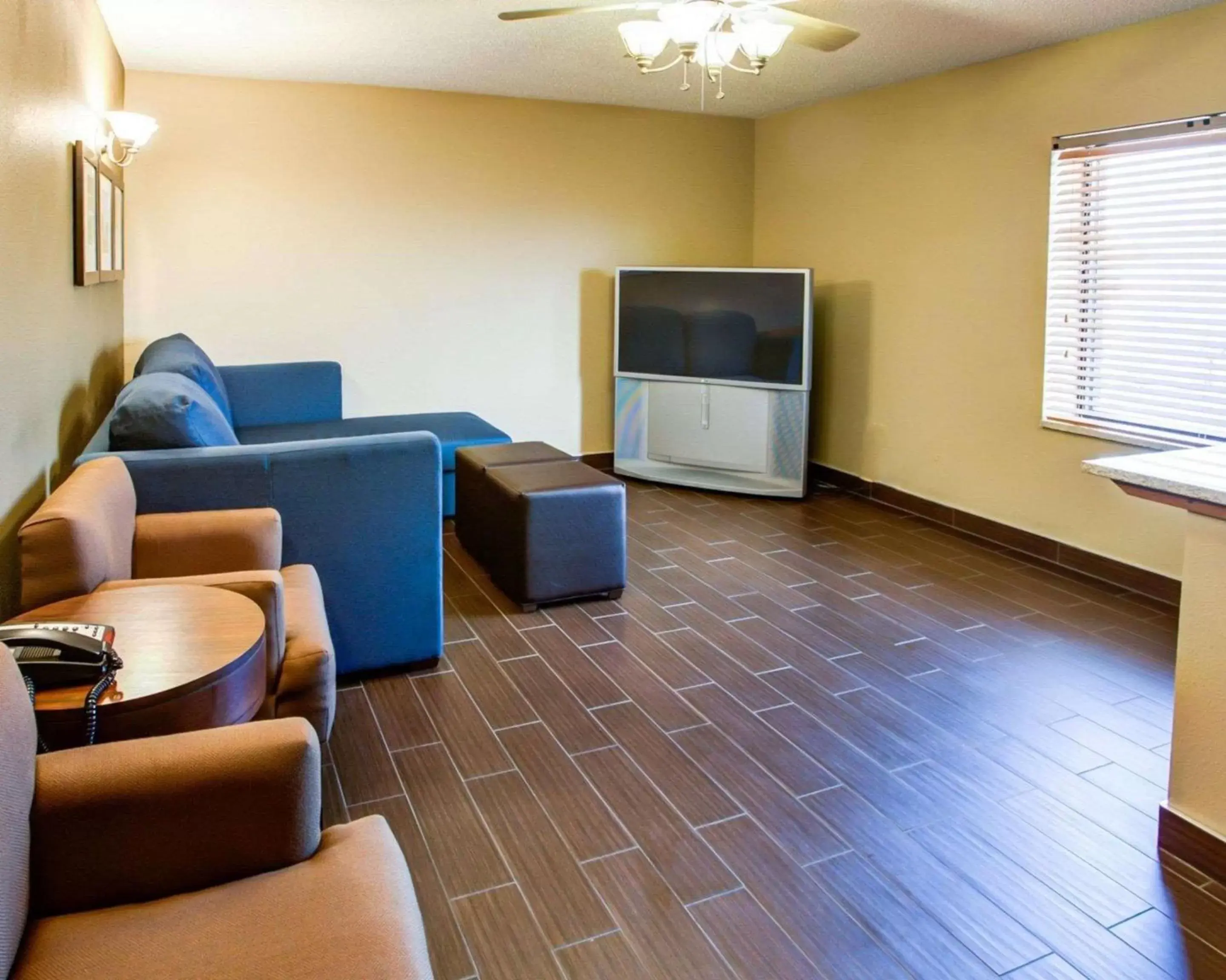 Photo of the whole room, Seating Area in Comfort Suites Georgetown