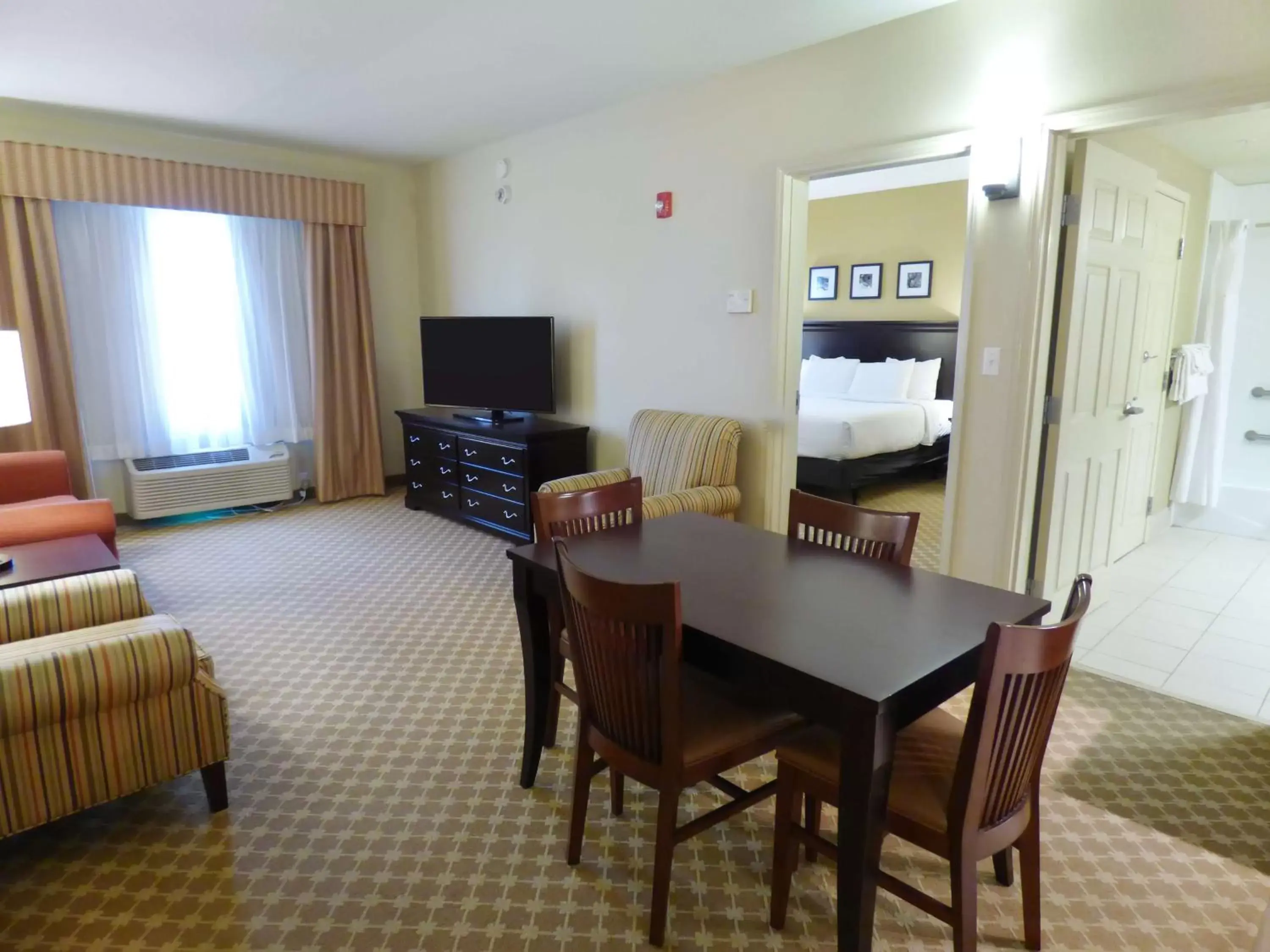 Photo of the whole room, Dining Area in Country Inn & Suites by Radisson, Port Orange-Daytona, FL