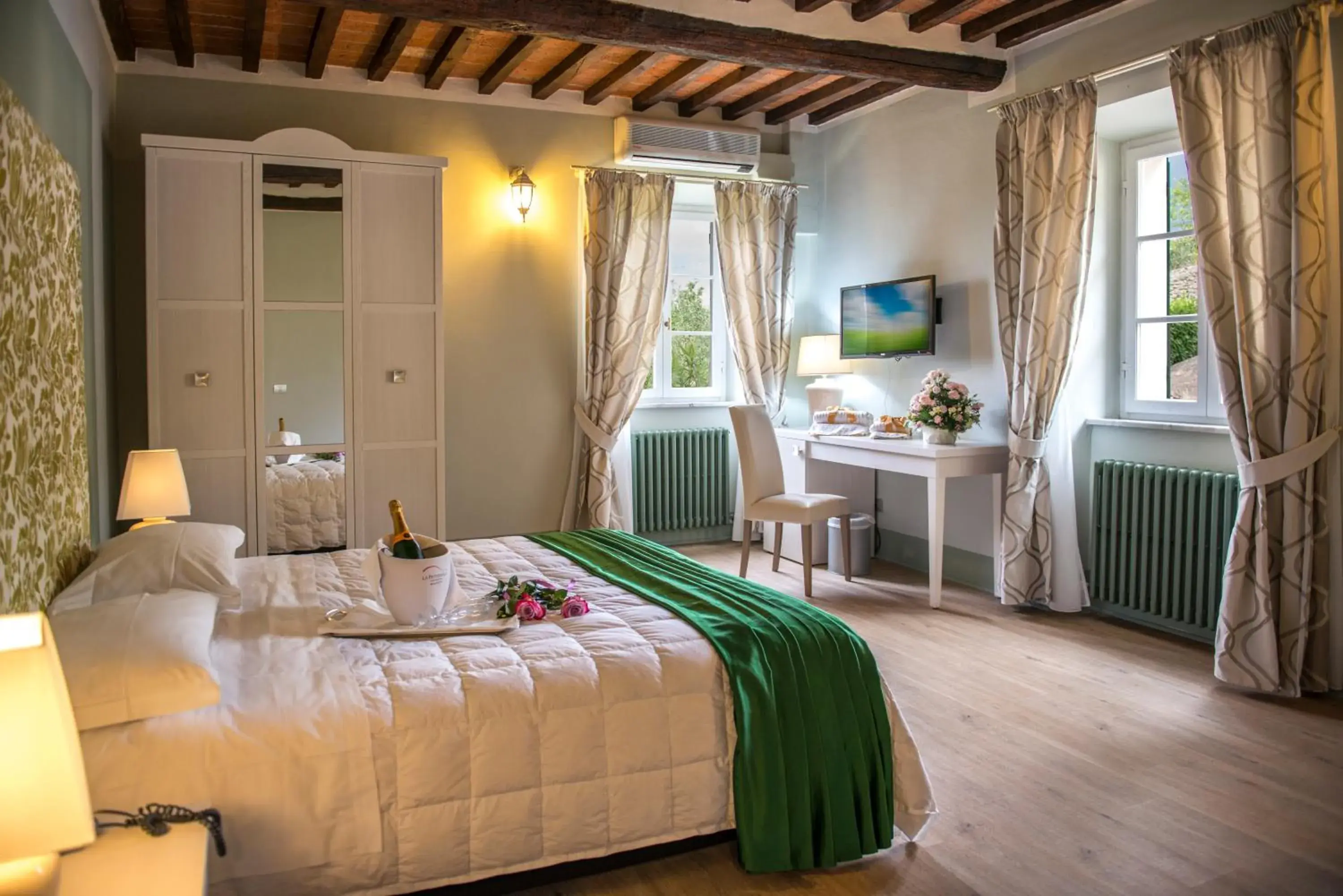 Photo of the whole room, Bed in Cortona Resort & Spa - Villa Aurea