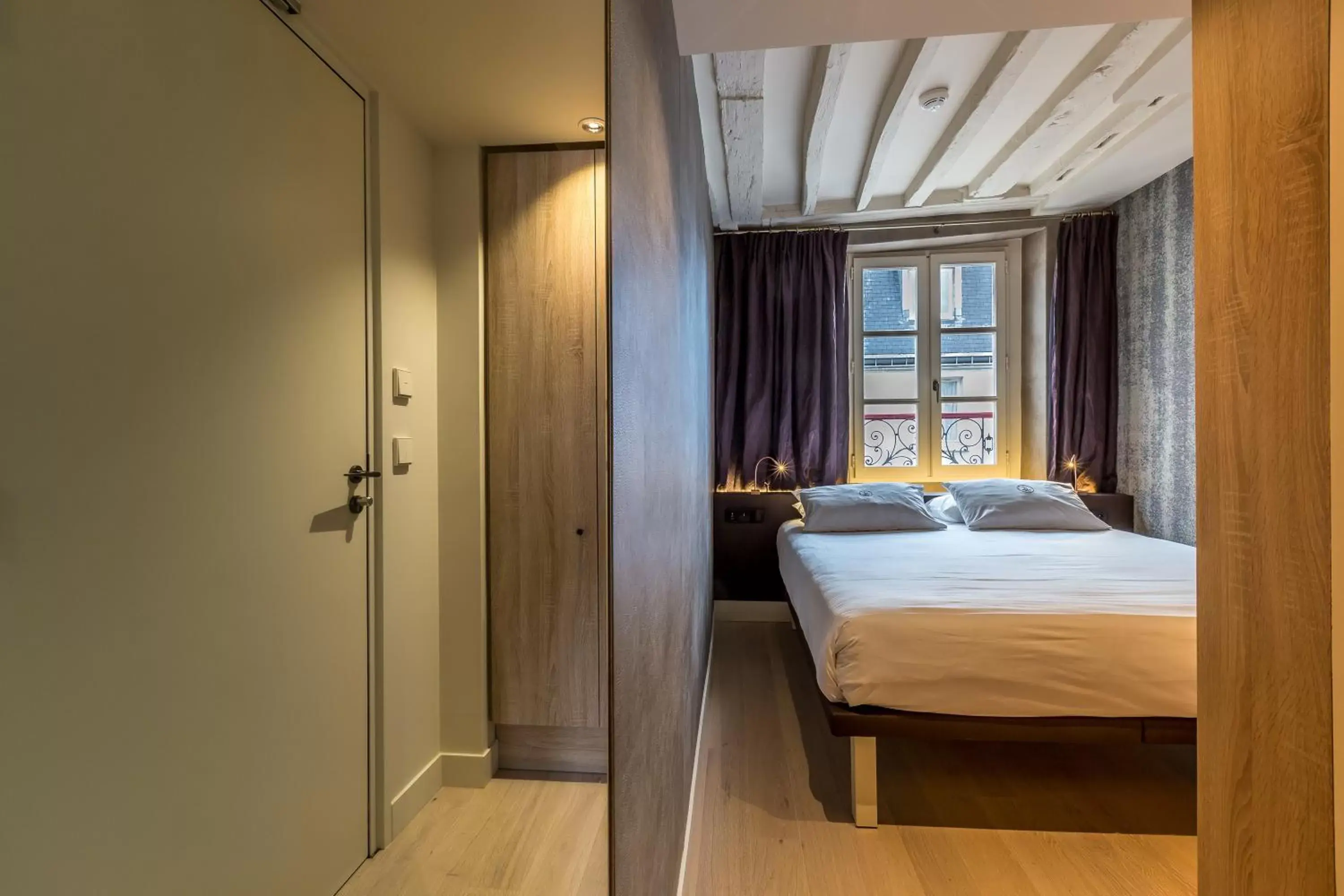 Photo of the whole room, Bed in Hôtel de Lille