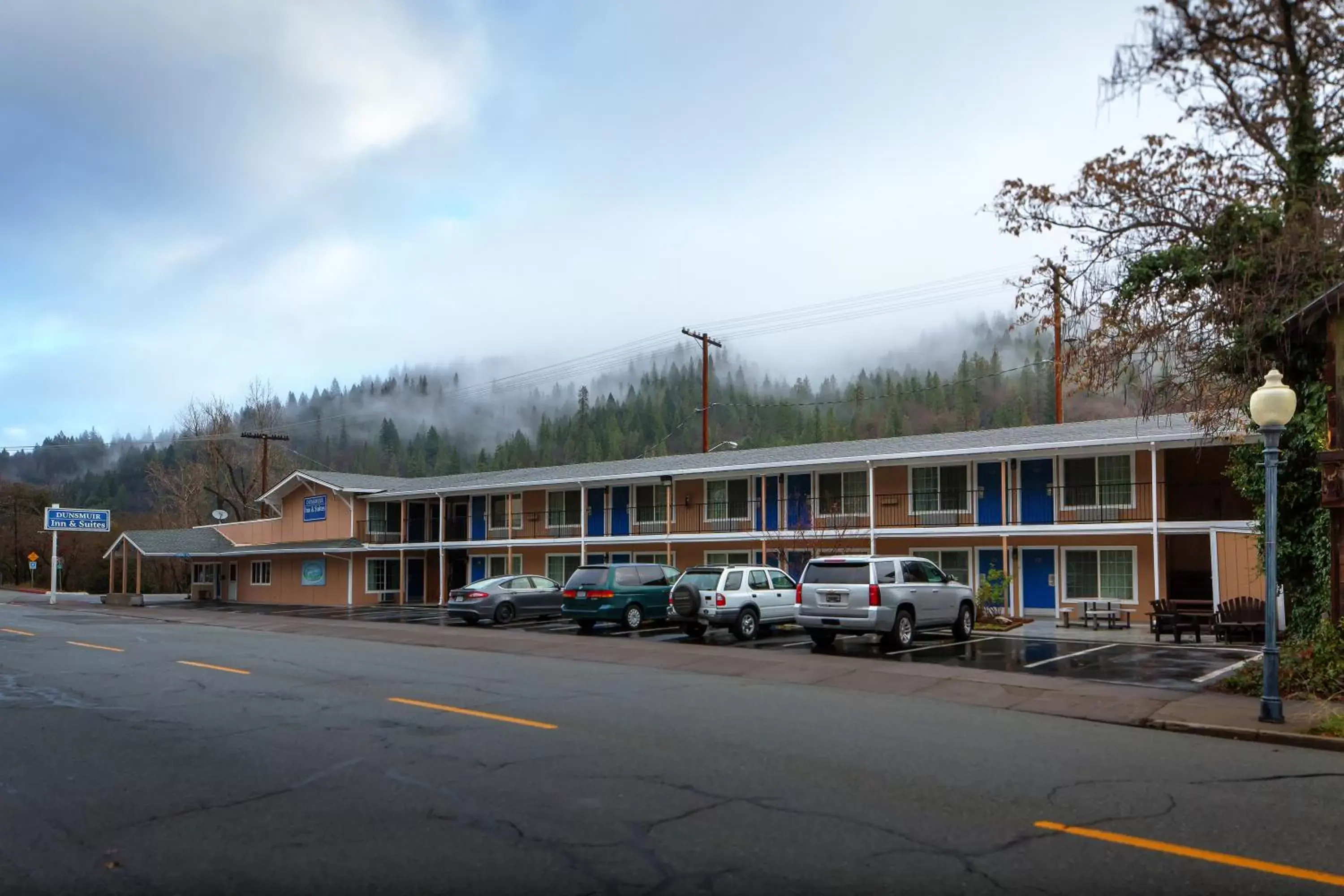 Property Building in Dunsmuir Inn & Suites Dunsmuir