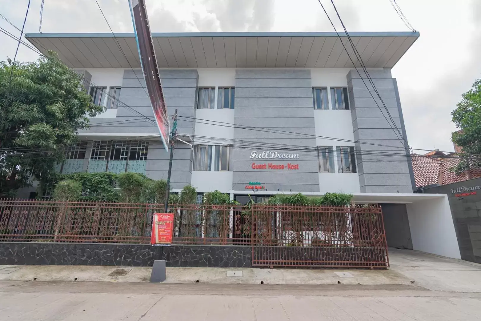 Property building in RedDoorz Plus @ Cirebon City Center Property building in RedDoorz Plus @ Cirebon City Center