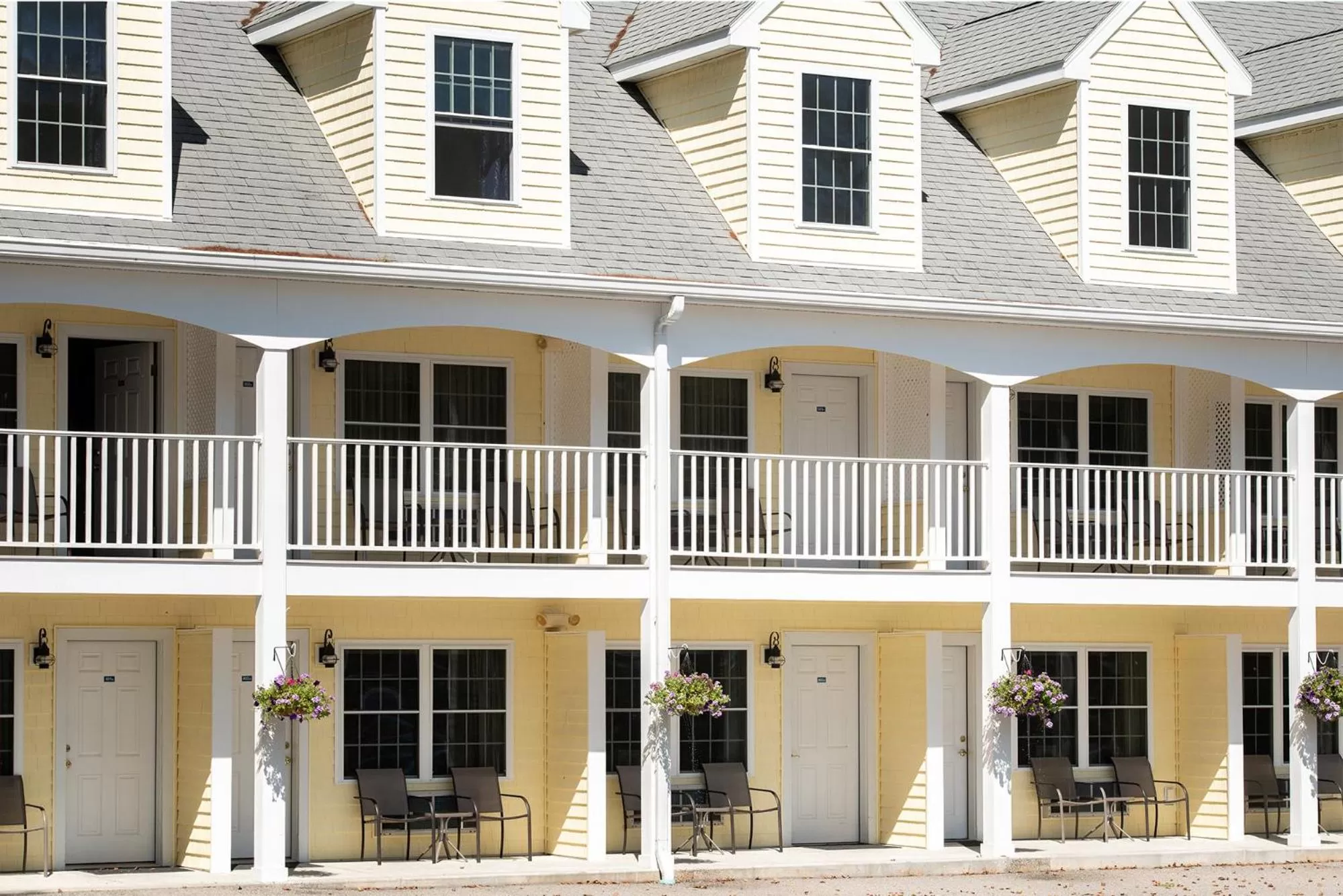 Property Building in Admiral's Inn Resort