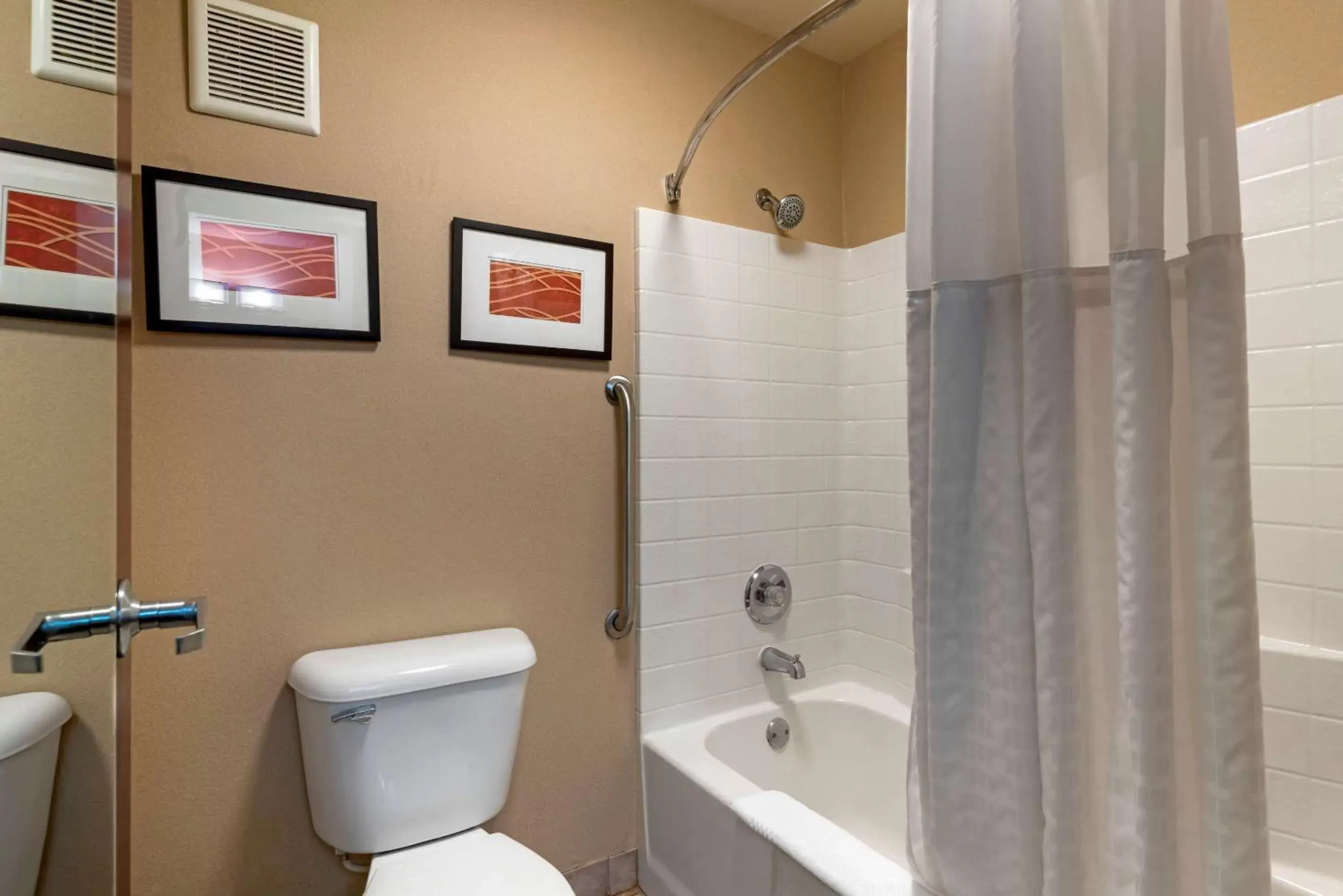 Photo of the whole room, Bathroom in Comfort Inn & Suites Salem