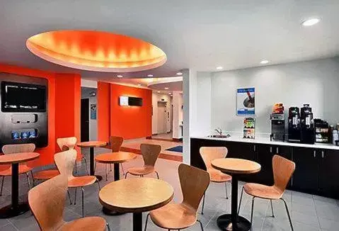 Restaurant/places to eat, Lounge/Bar in Motel 6-Swift Current, SK