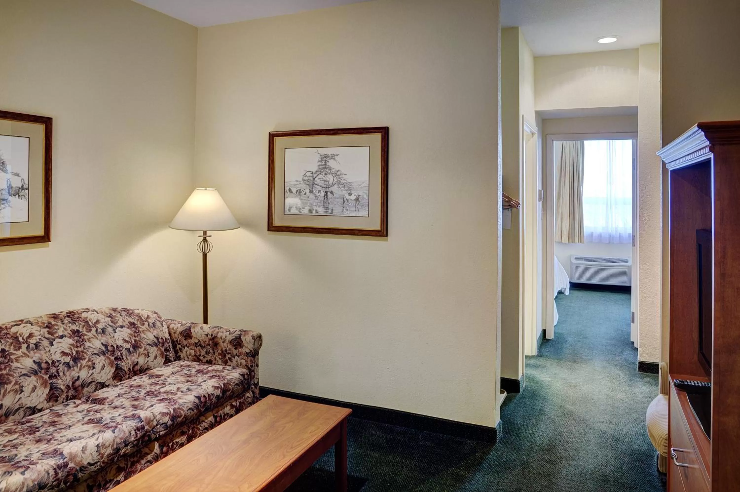 Coffee/tea facilities, Bed in Lakeview Inns & Suites - Okotoks