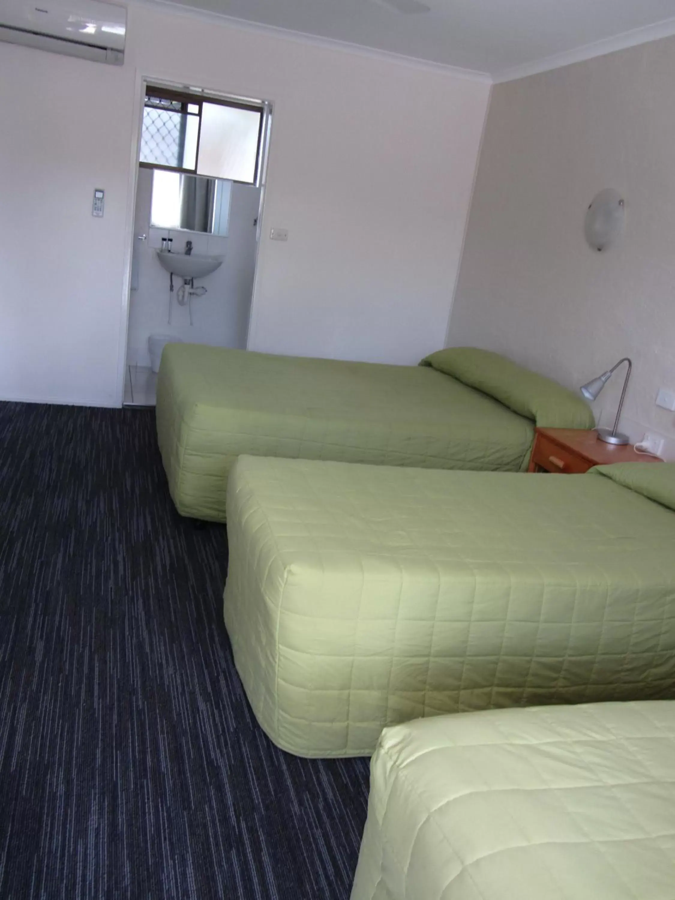 Photo of the whole room, Bed in Urangan Motor Inn