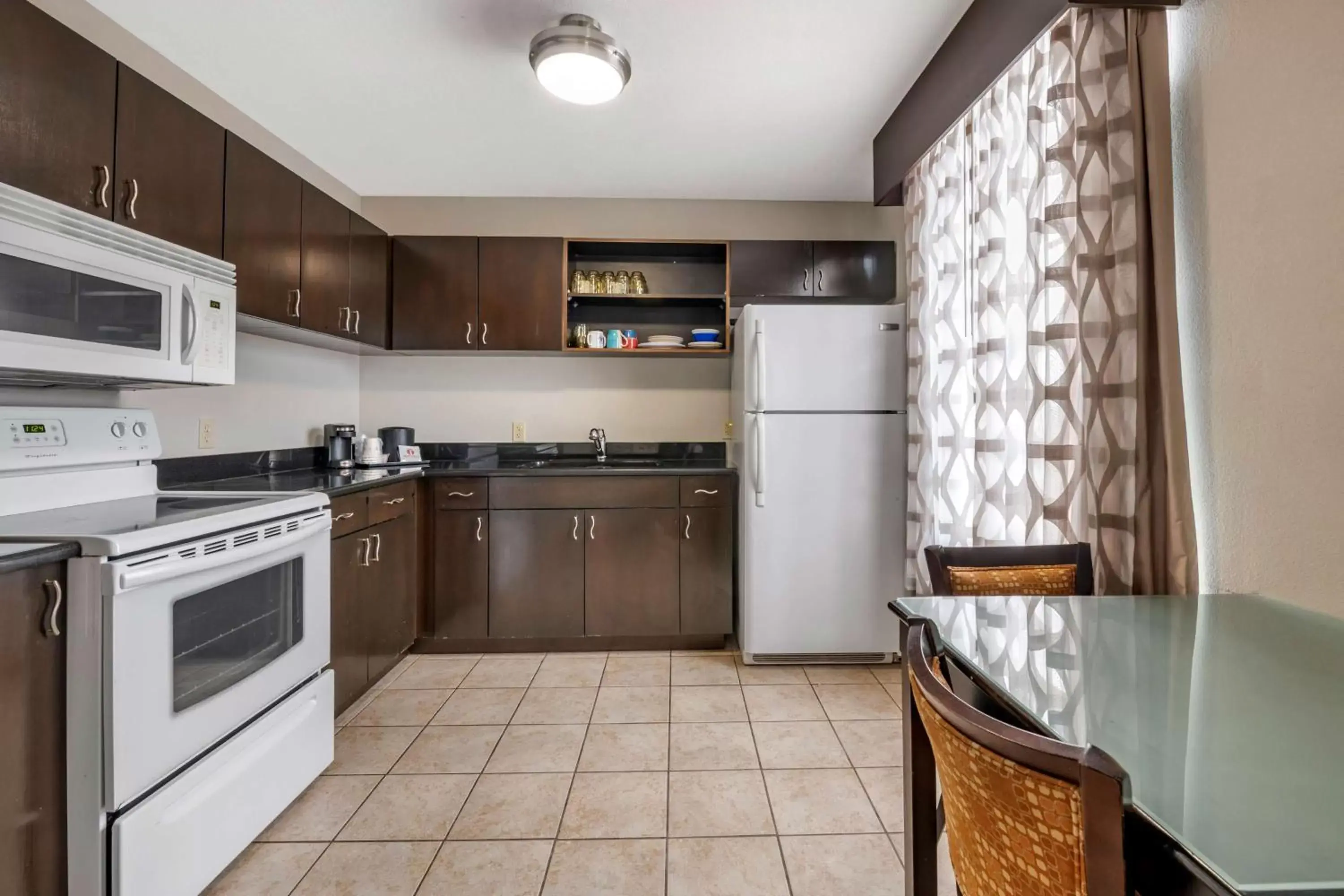 Photo of the whole room, Kitchen/Kitchenette in Best Western Plus Bradenton Gateway Hotel