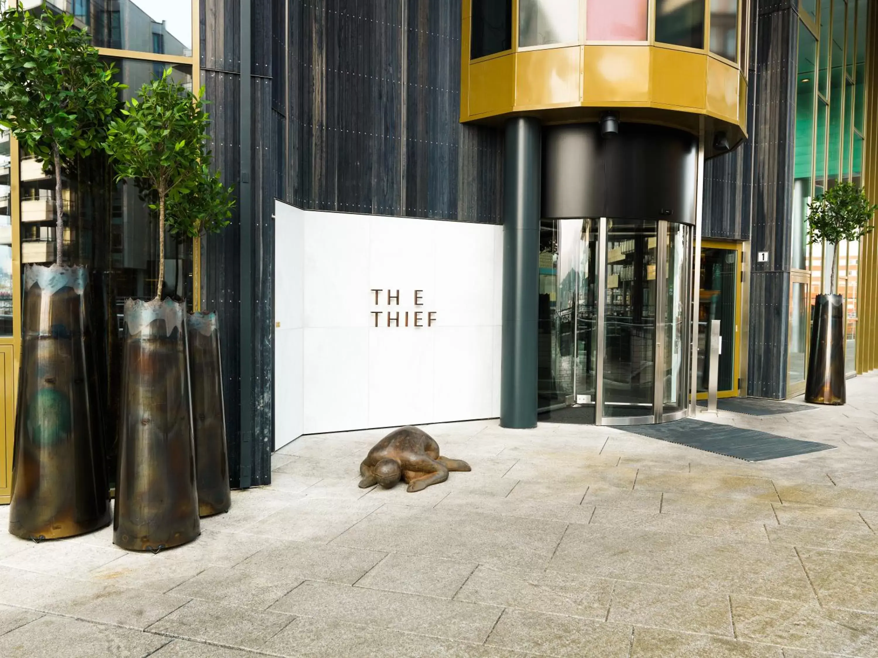 Facade/entrance in The Thief Facade/entrance in The Thief
