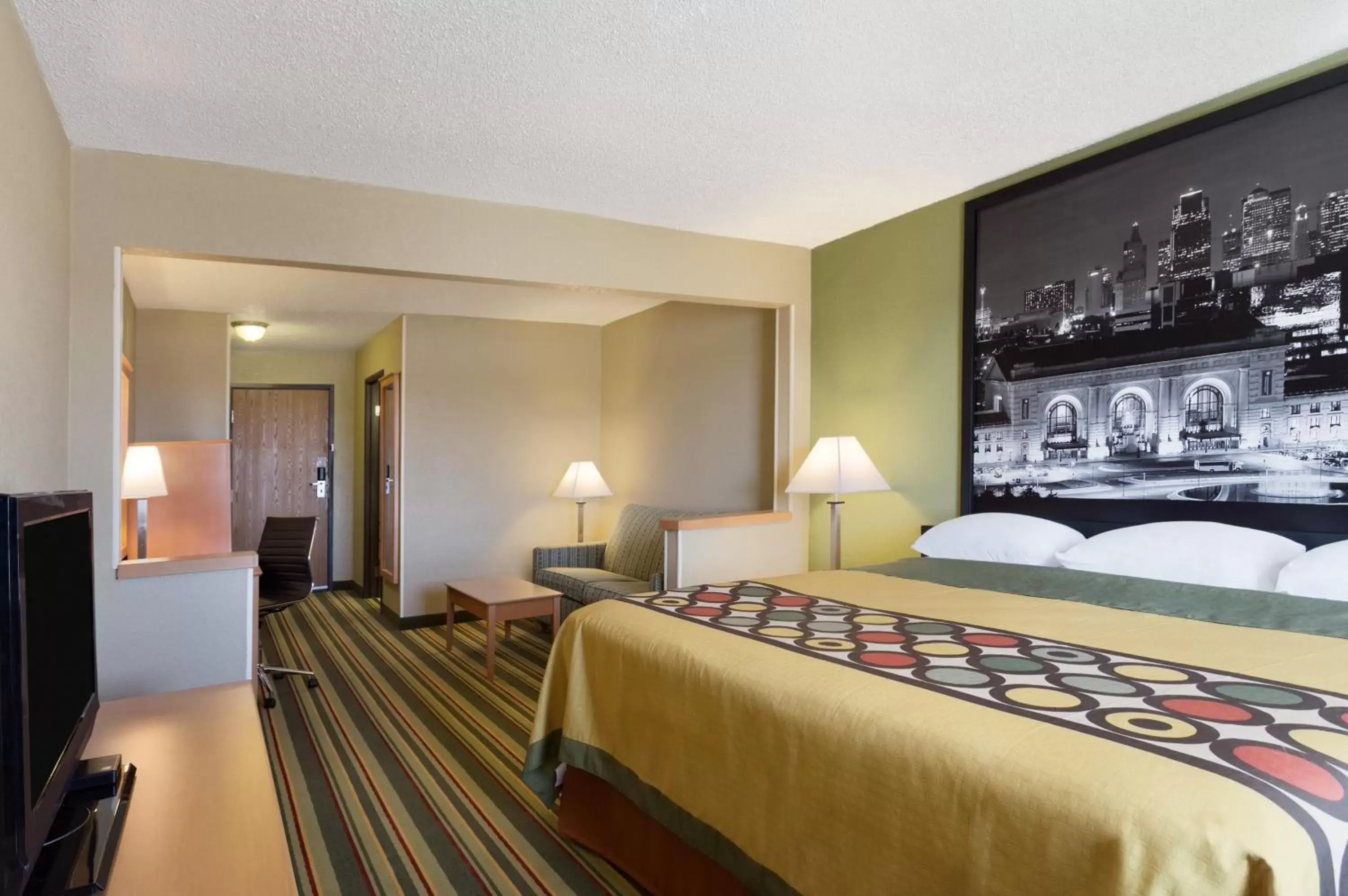 Photo of the whole room, Bed in Super 8 by Wyndham Lees Summit