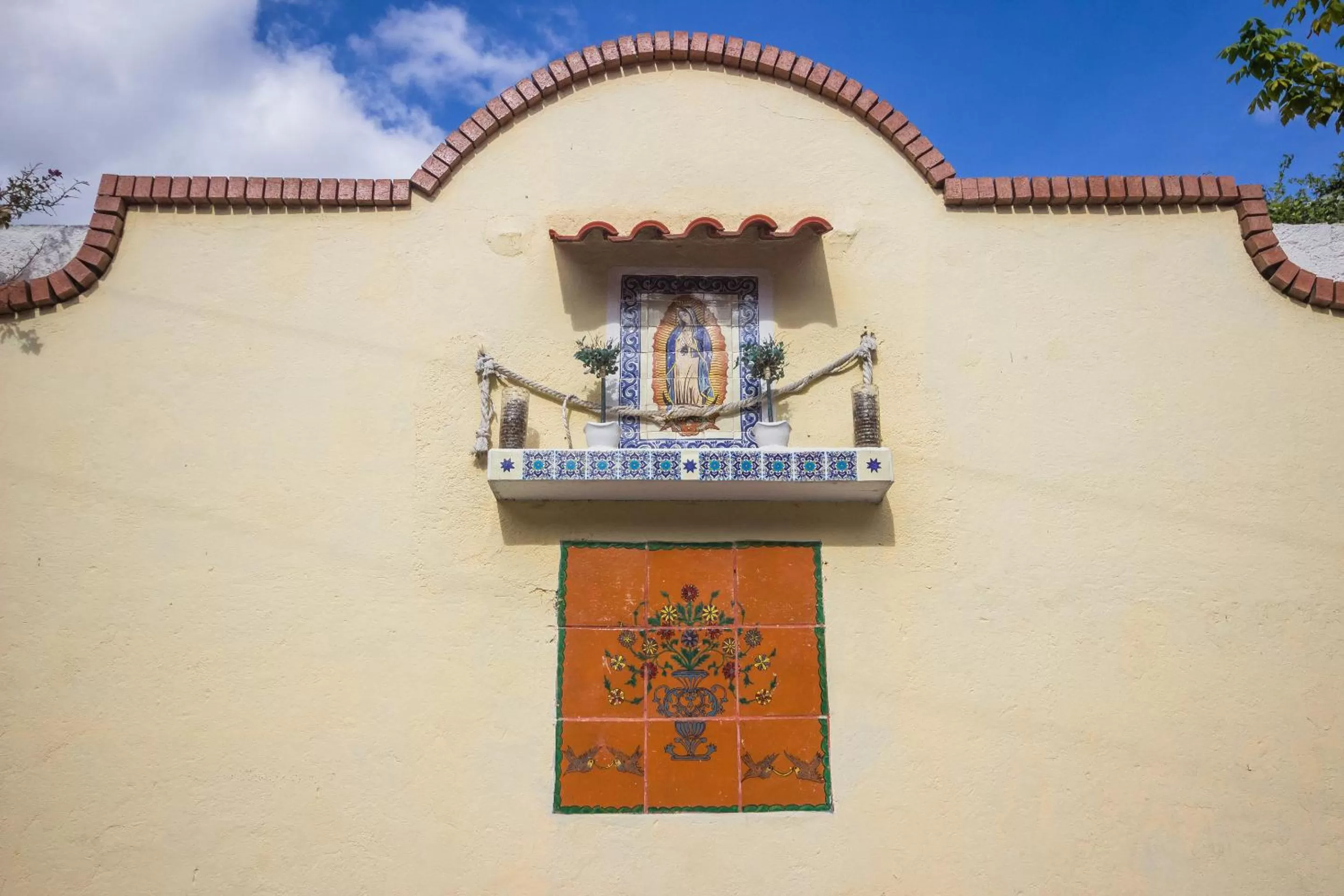 Facade/entrance in Hotel Posada Bugambilias