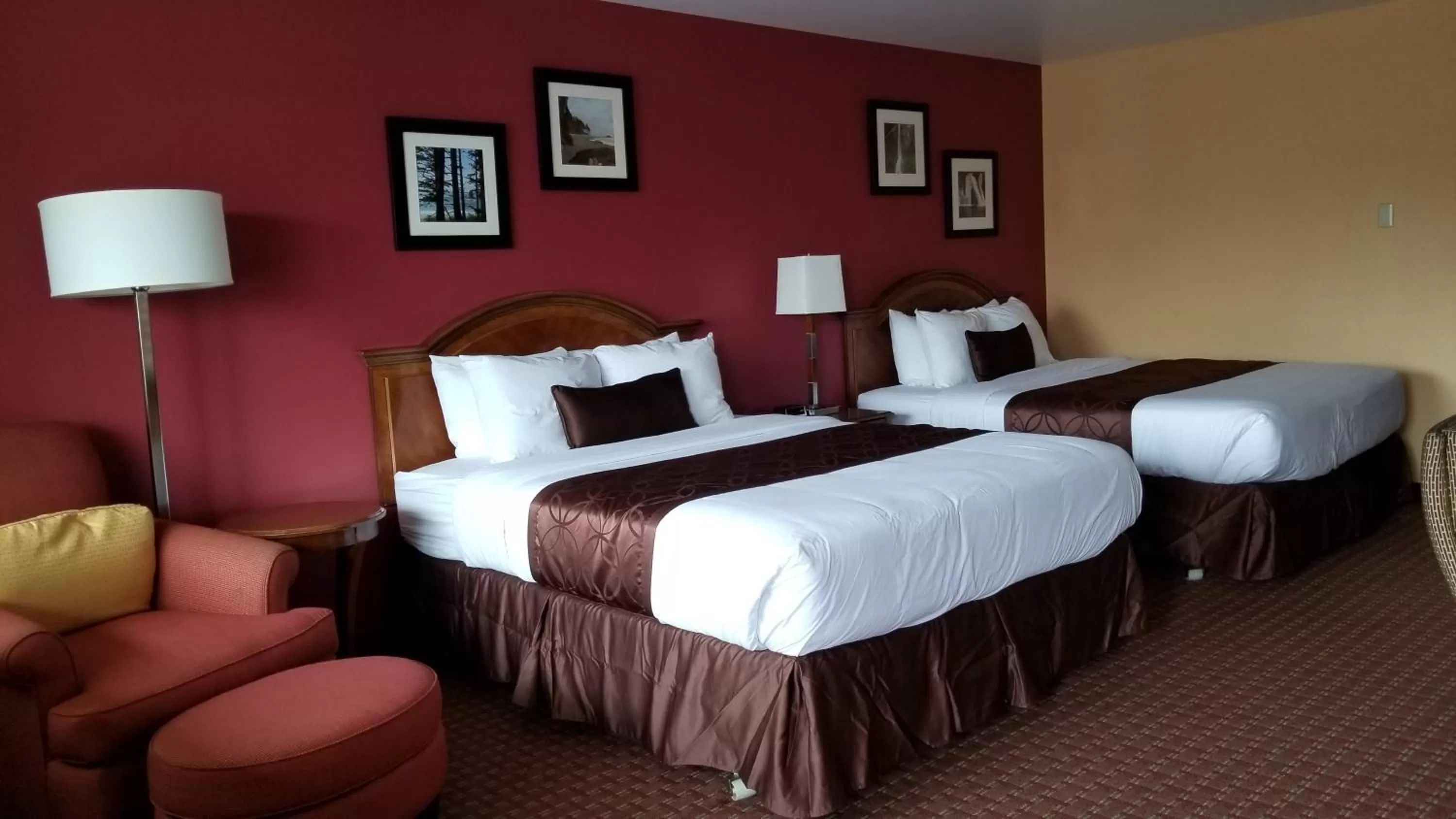 Photo of the whole room, Bed in Forks Motel