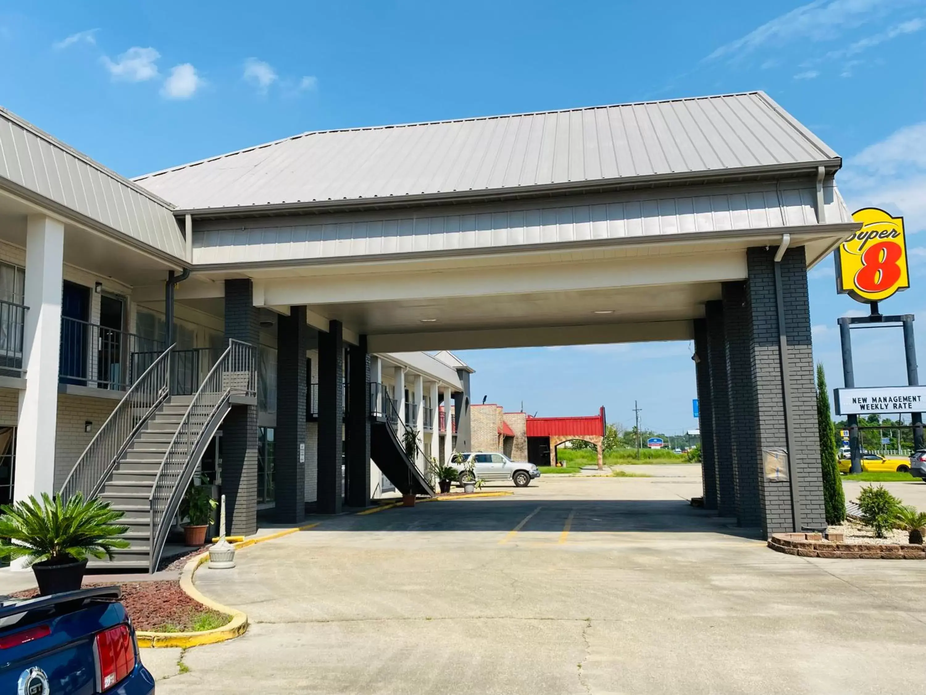 Property building in Super 8 by Wyndham New Iberia Property building in Super 8 by Wyndham New Iberia