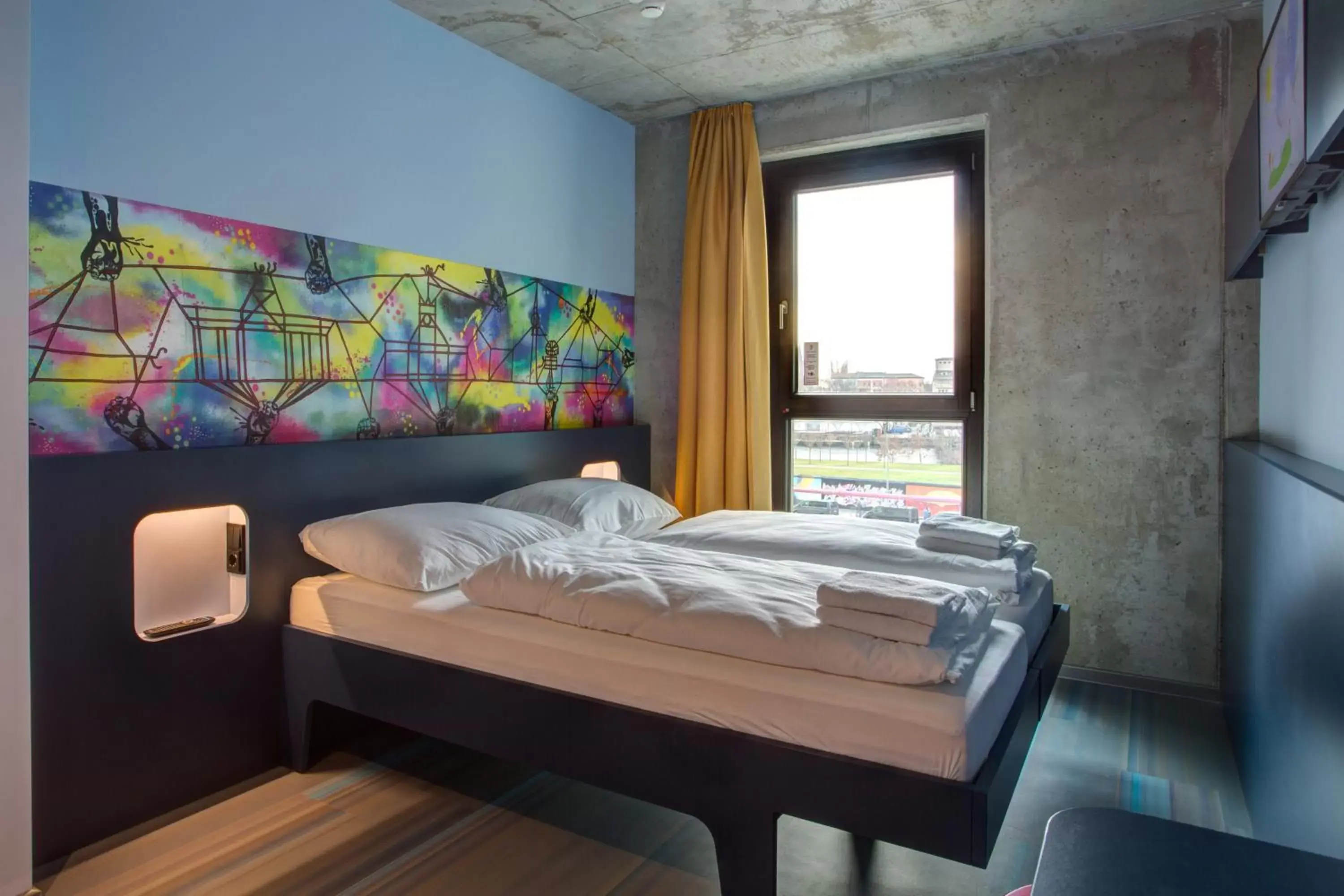 Photo of the whole room, Bed in MEININGER Hotel Berlin East Side Gallery