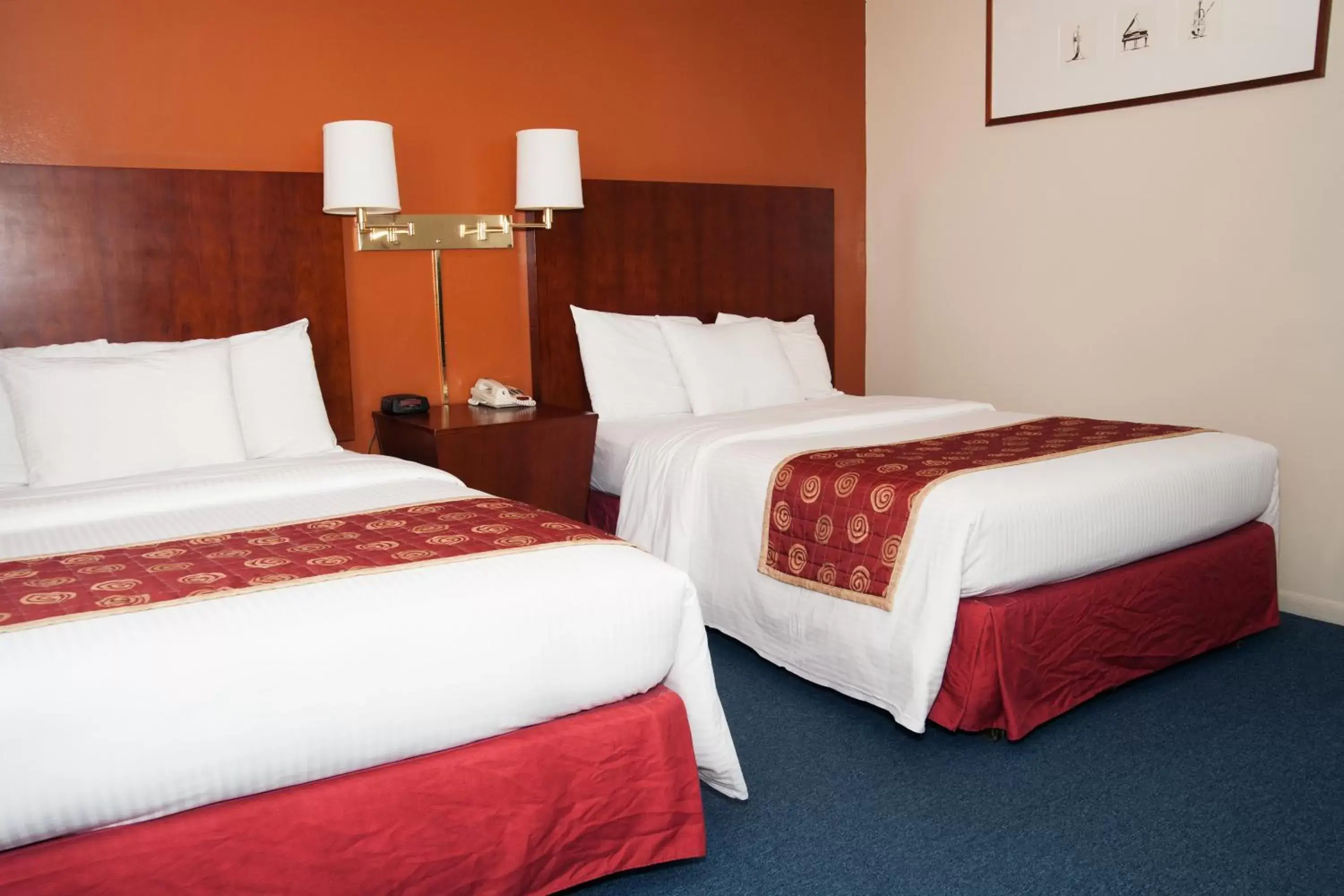 Bed in Red Carpet Inn and Suites Plymouth