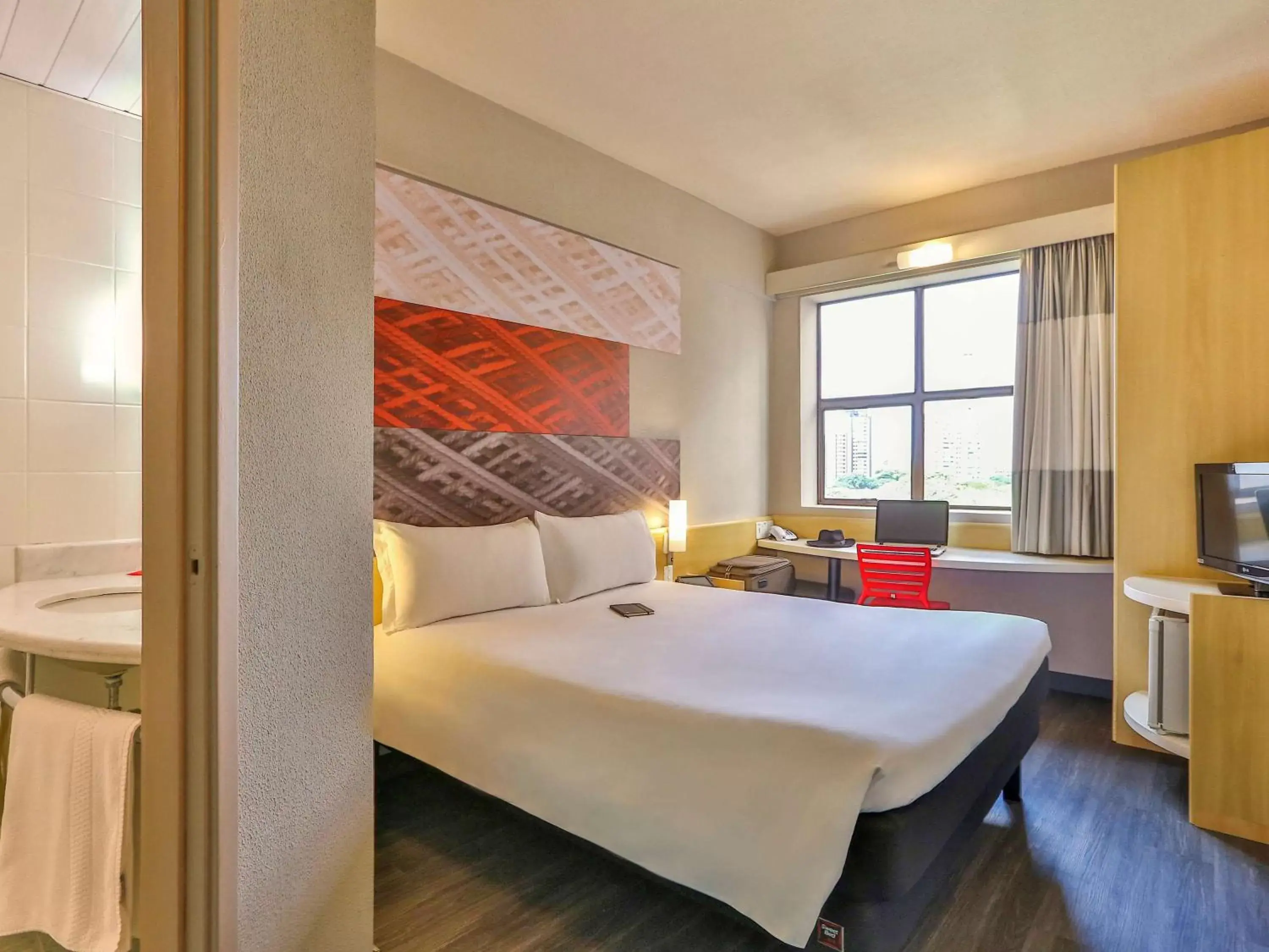 Photo of the whole room, Bed in Ibis Maringa