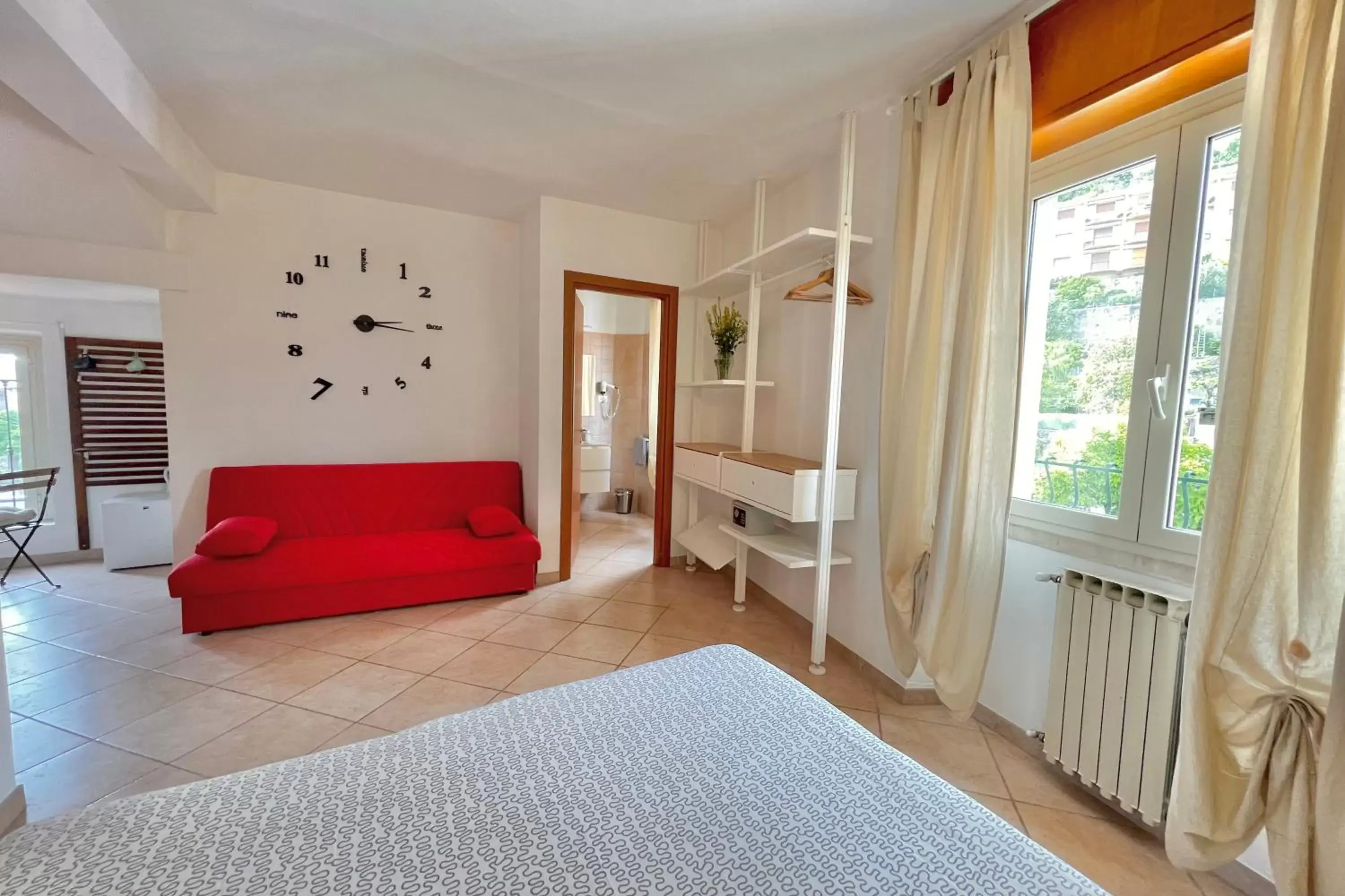 Photo of the whole room, Seating Area in Albergo Vittoria